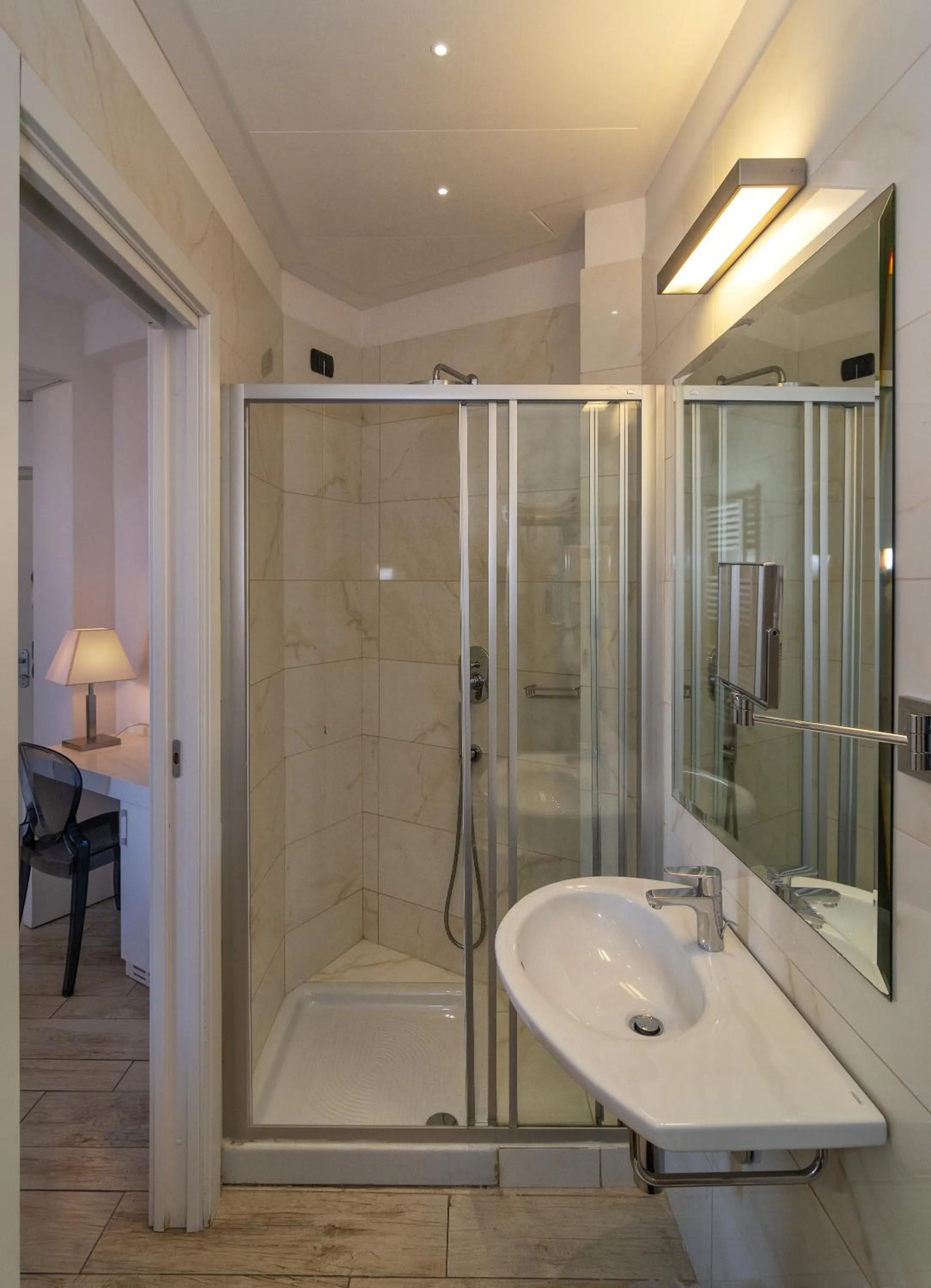 Shower in Hotel Central Park