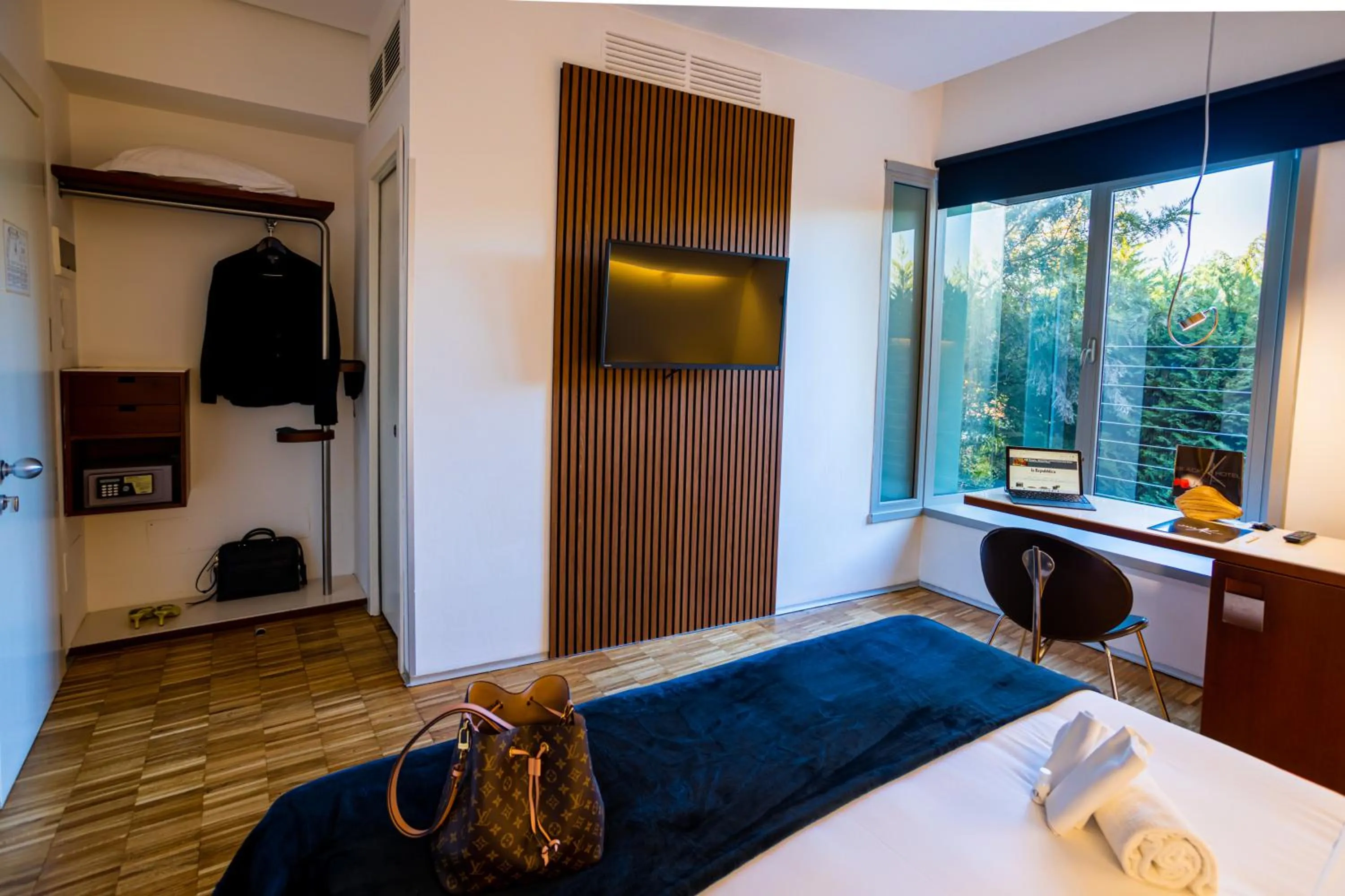 Photo of the whole room, Bed in Black Hotel