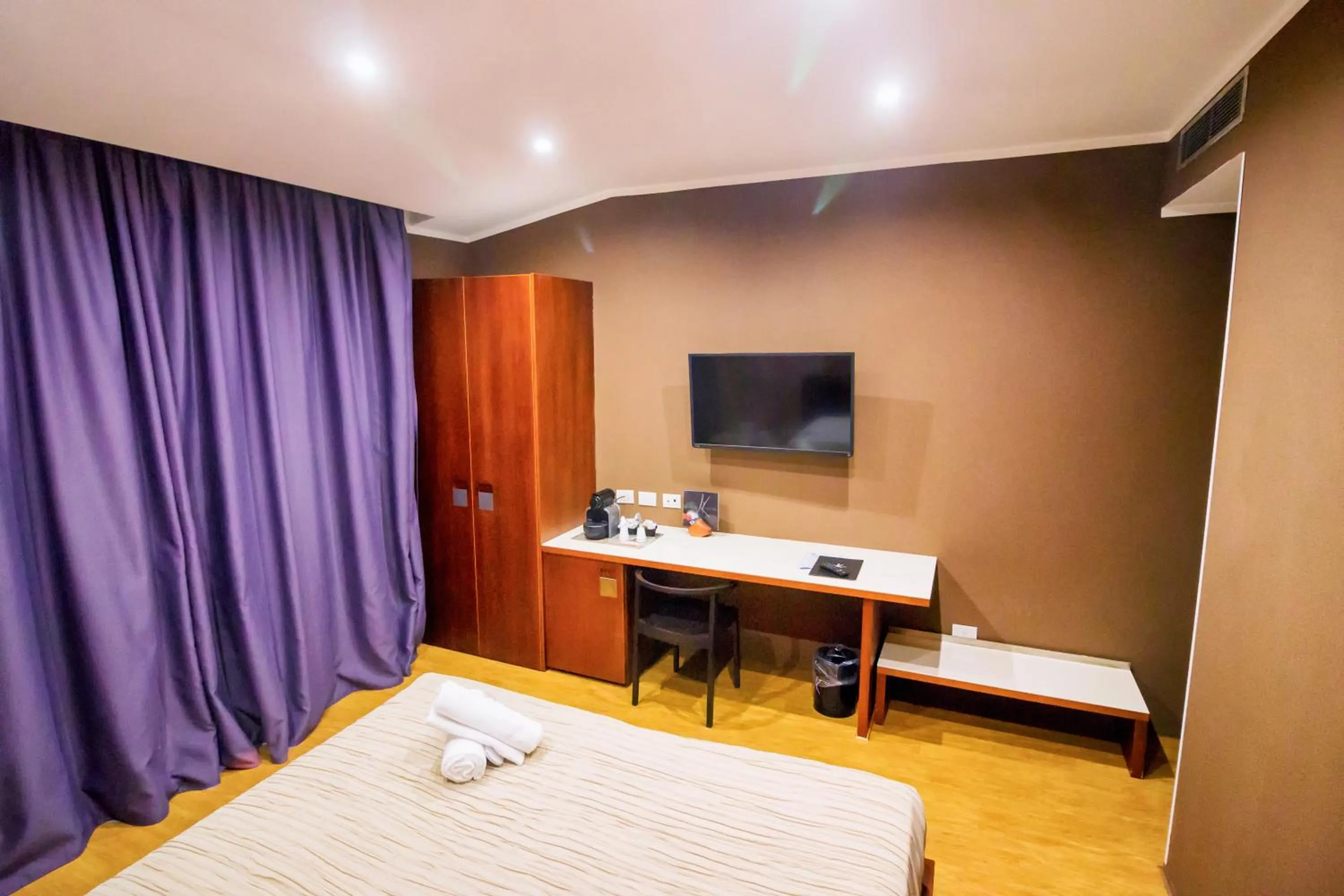 Bedroom, Bed in Black Hotel