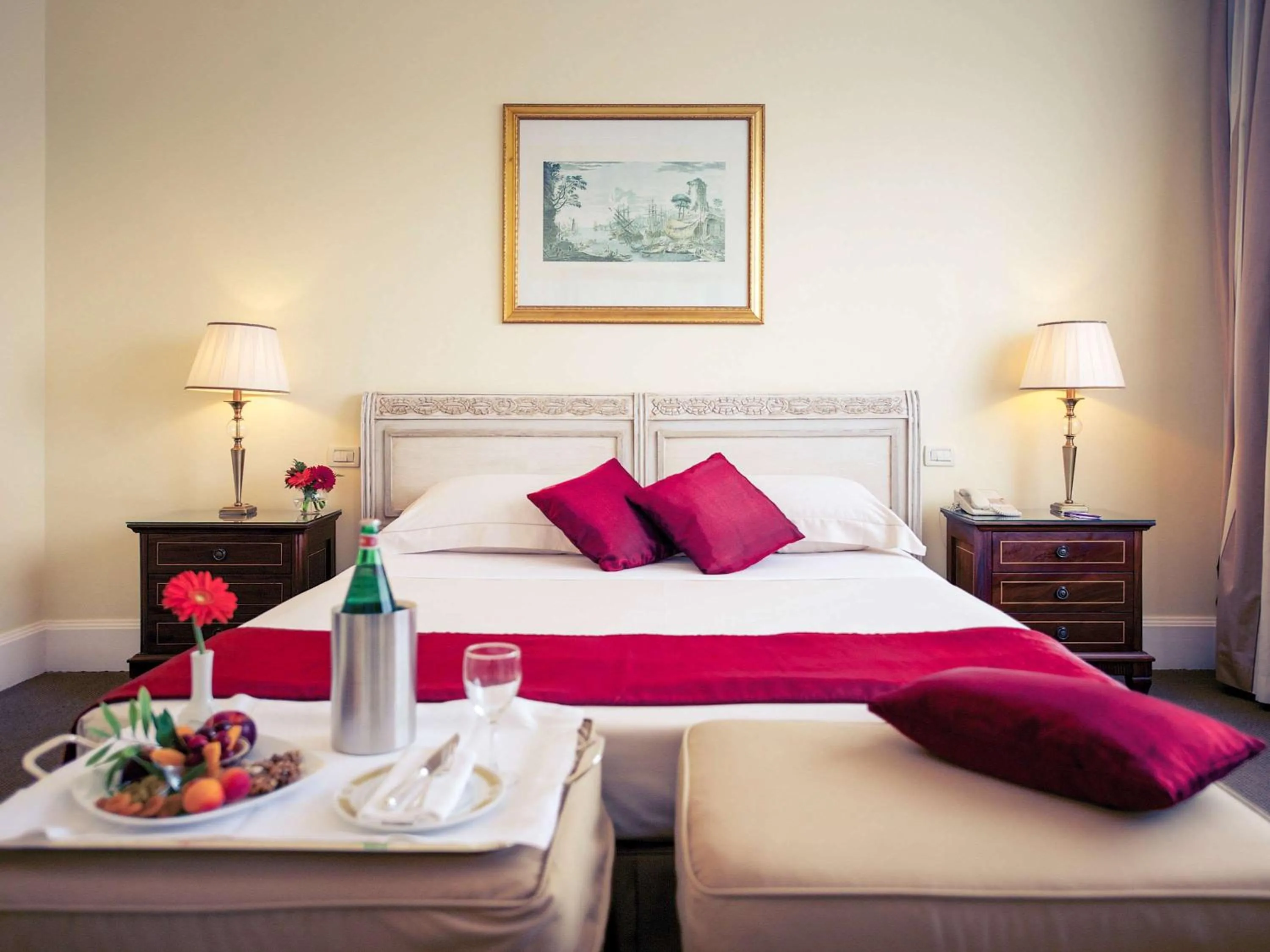 Photo of the whole room, Bed in Mercure Catania Excelsior