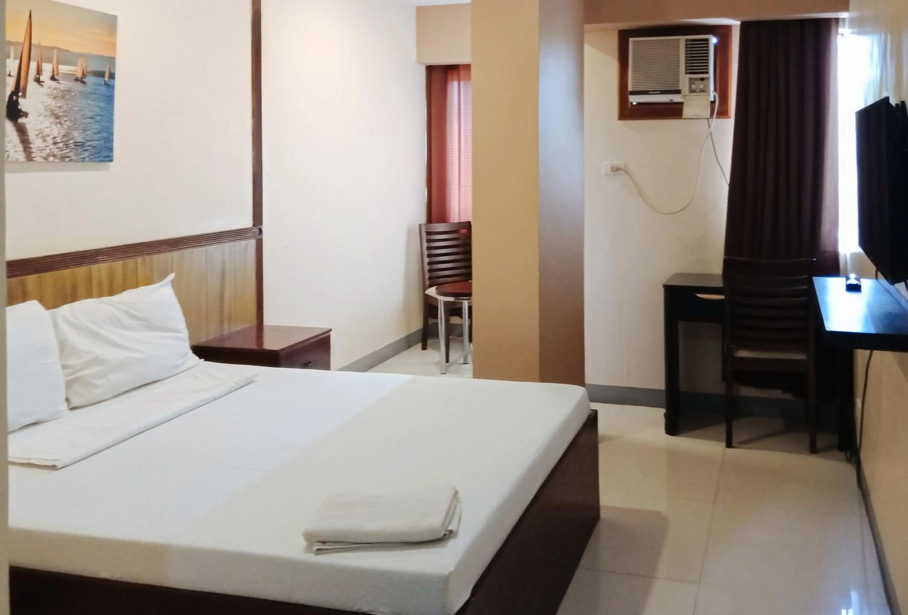 Bedroom, Bed in RedDoorz @ H.F. Golden Travellers Inn