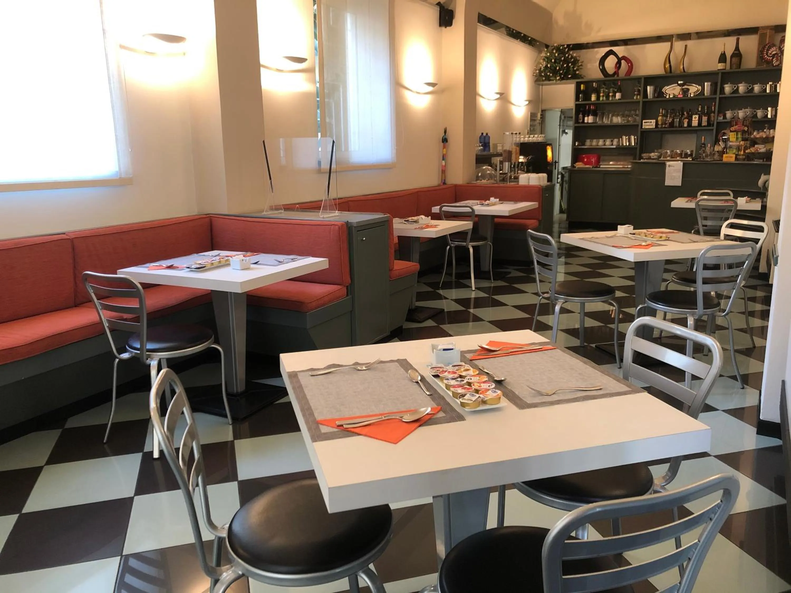 Restaurant/places to eat in Hotel Tirrenia