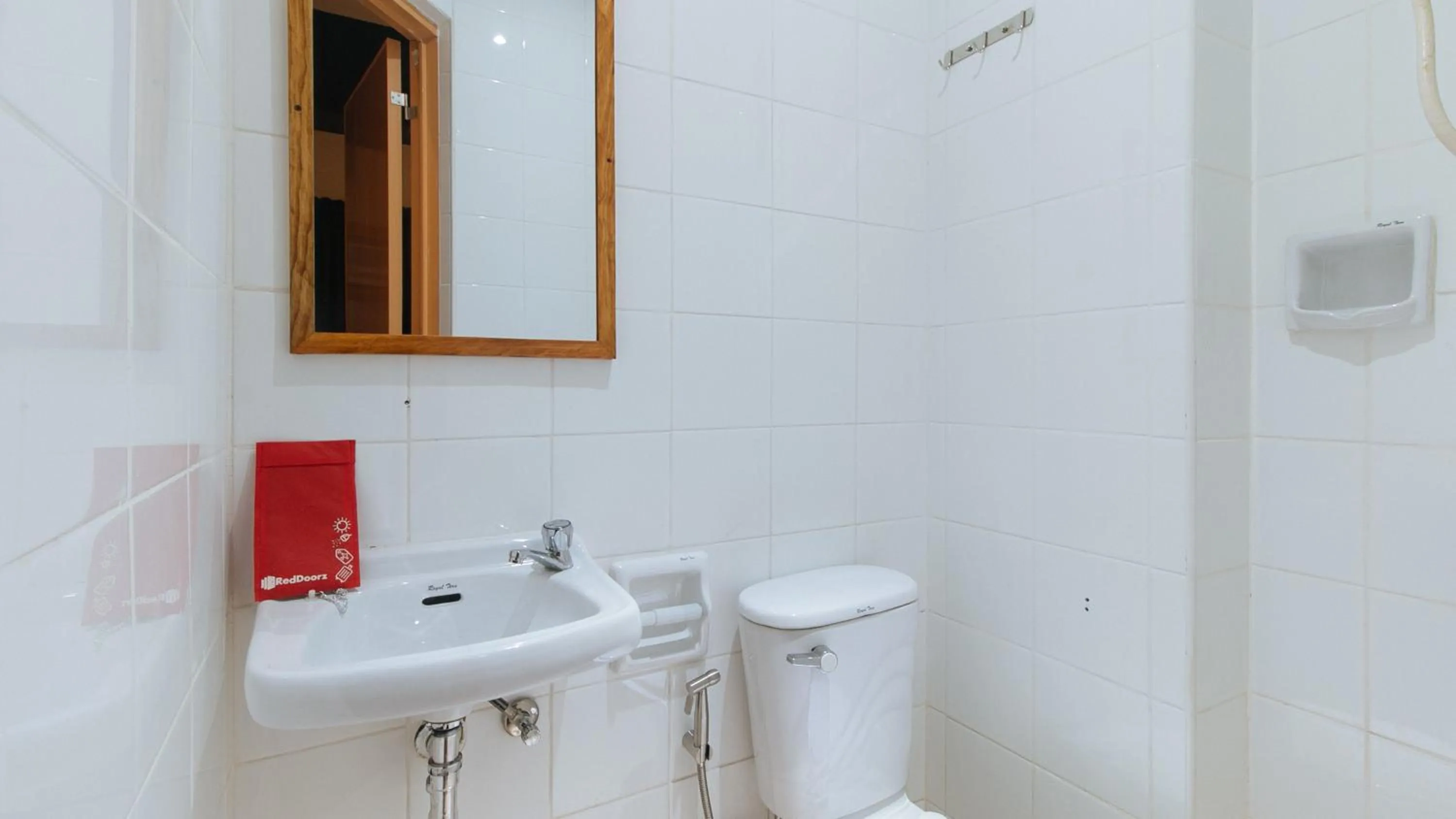 Shower in RedDoorz Hostel @ Tita Aidz Inn Baguio