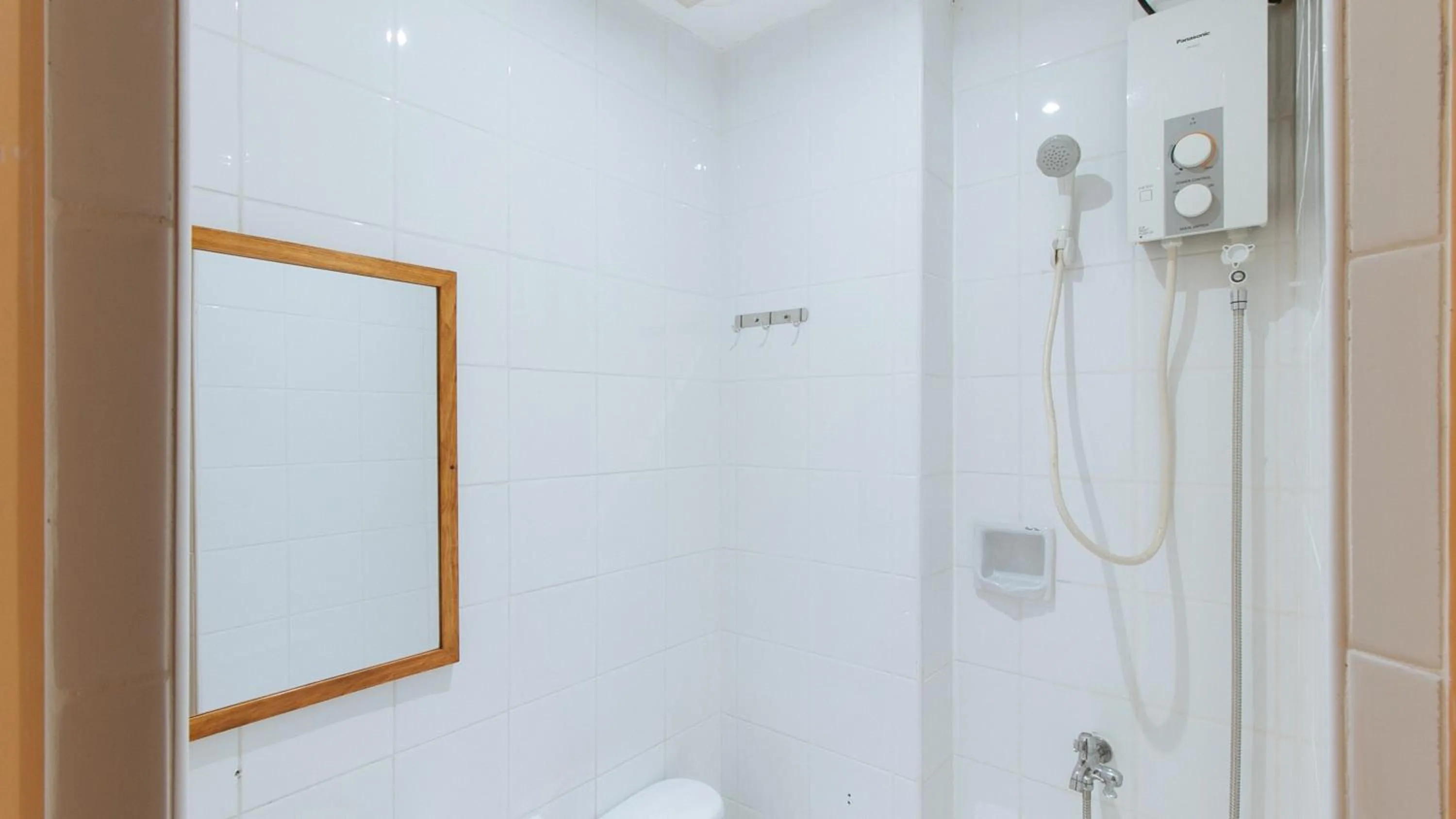 Shower in RedDoorz Hostel @ Tita Aidz Inn Baguio