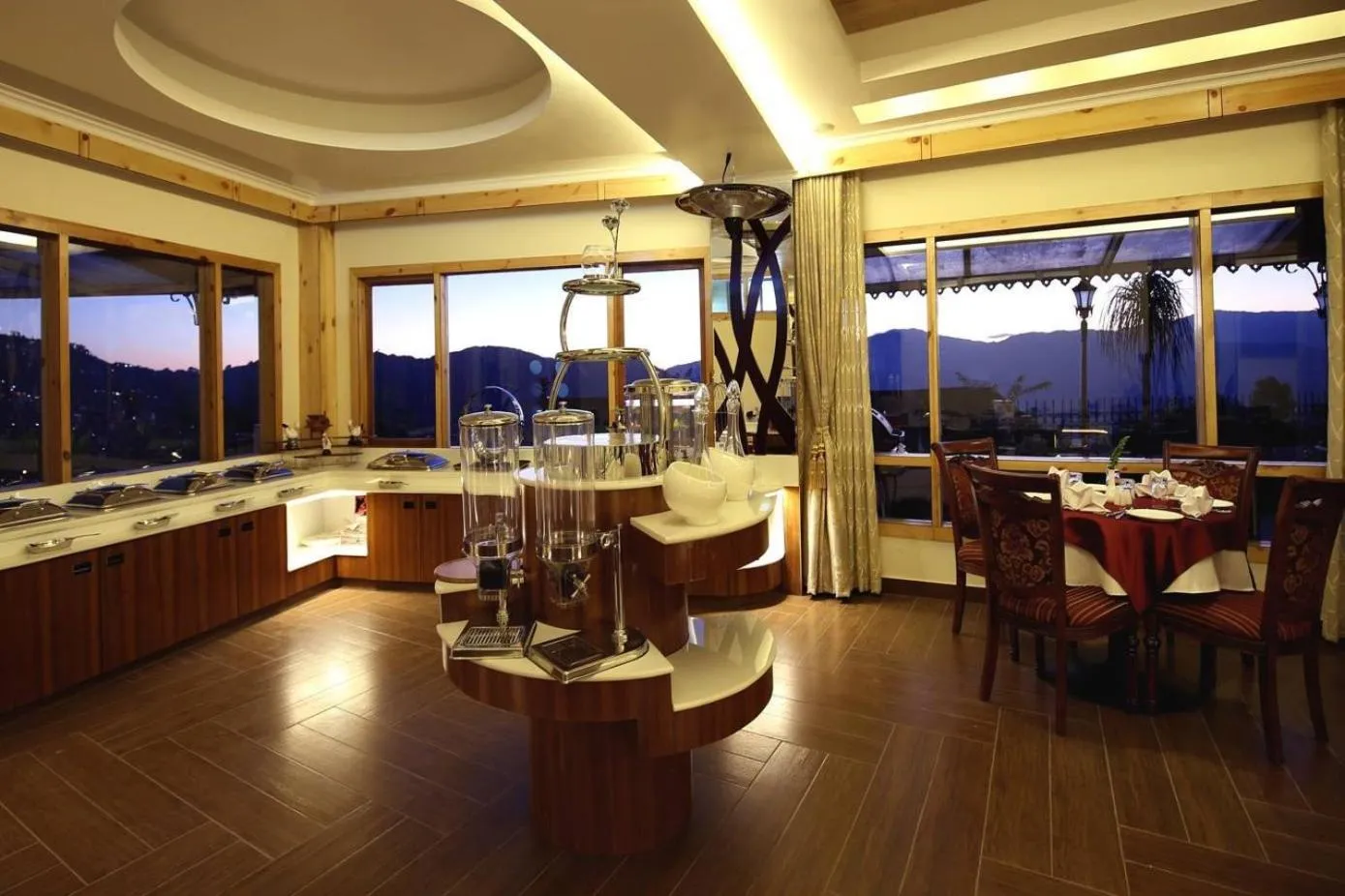 Restaurant/places to eat in Crescent Resort, Darjeeling