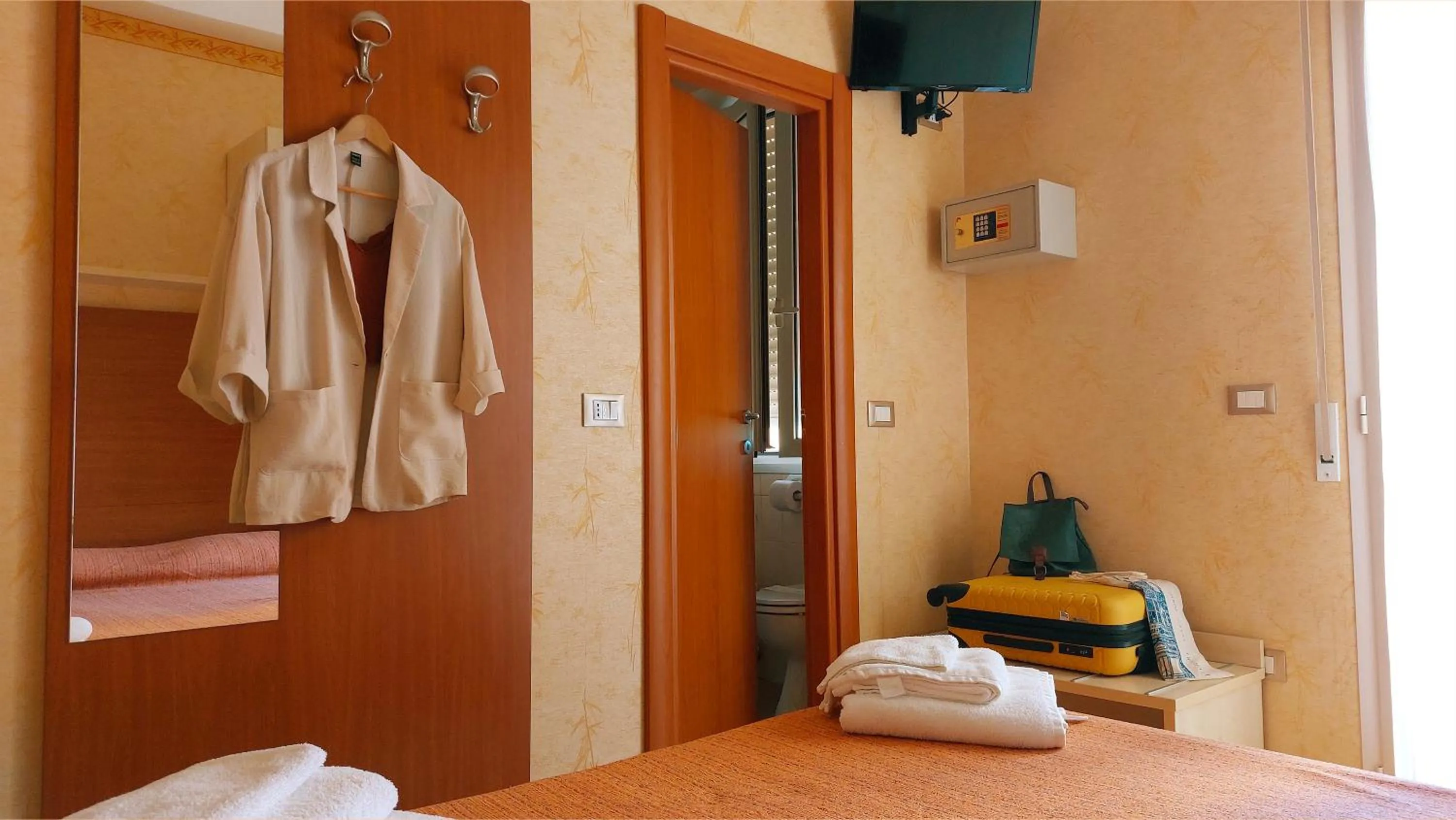 TV and multimedia, Bed in Hotel Condor