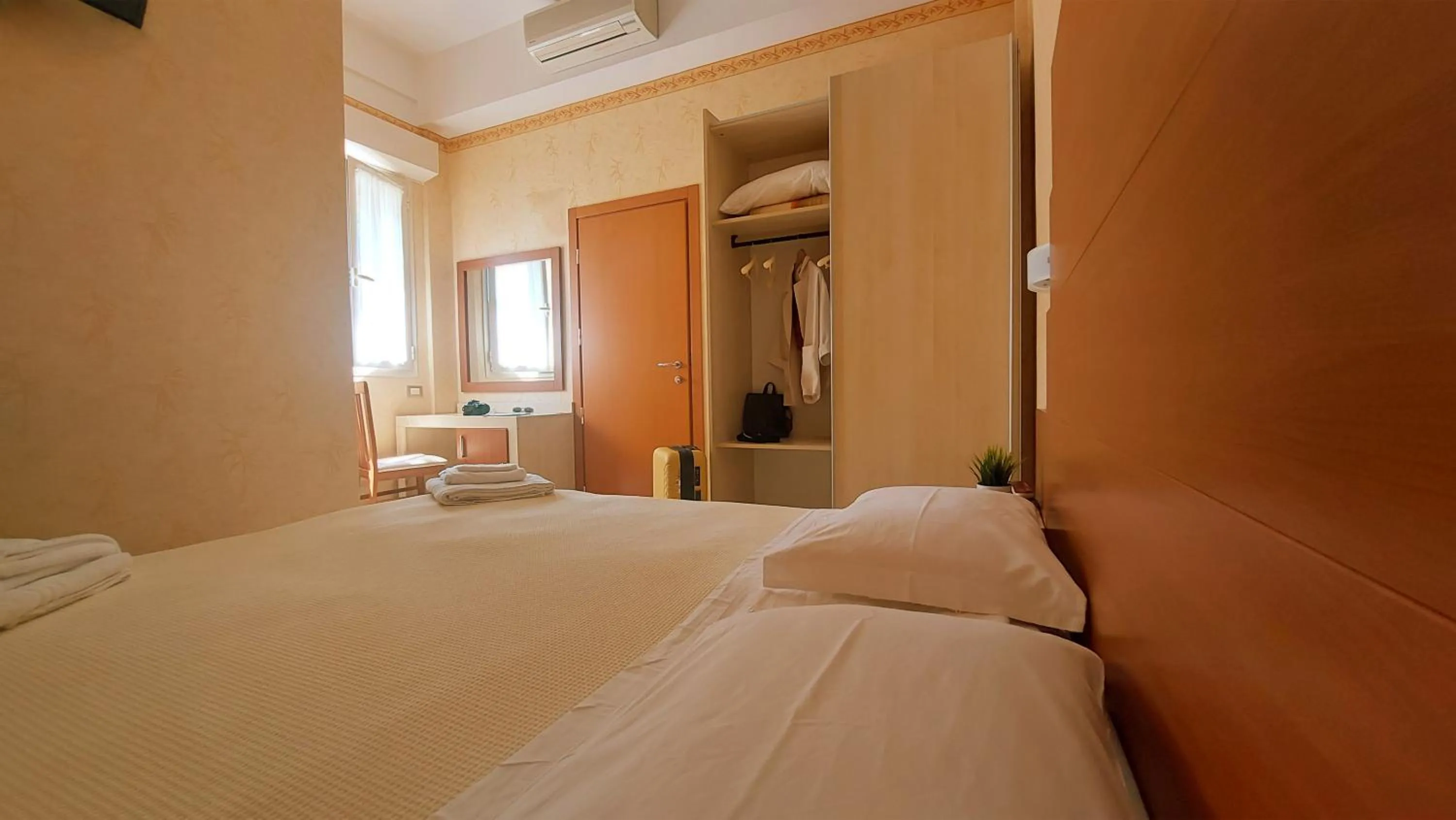 Photo of the whole room, Bed in Hotel Condor