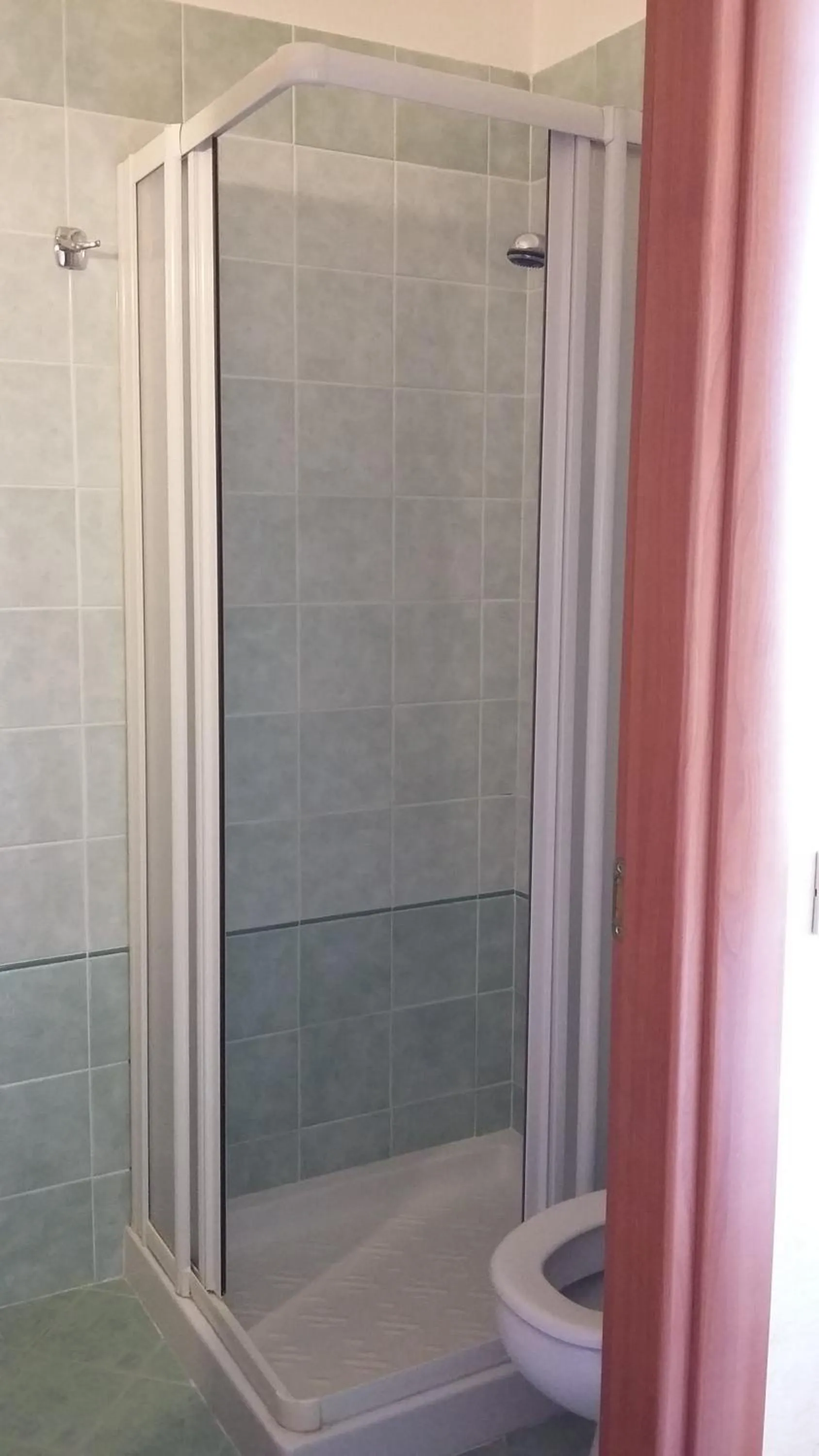 Shower in Hotel Condor