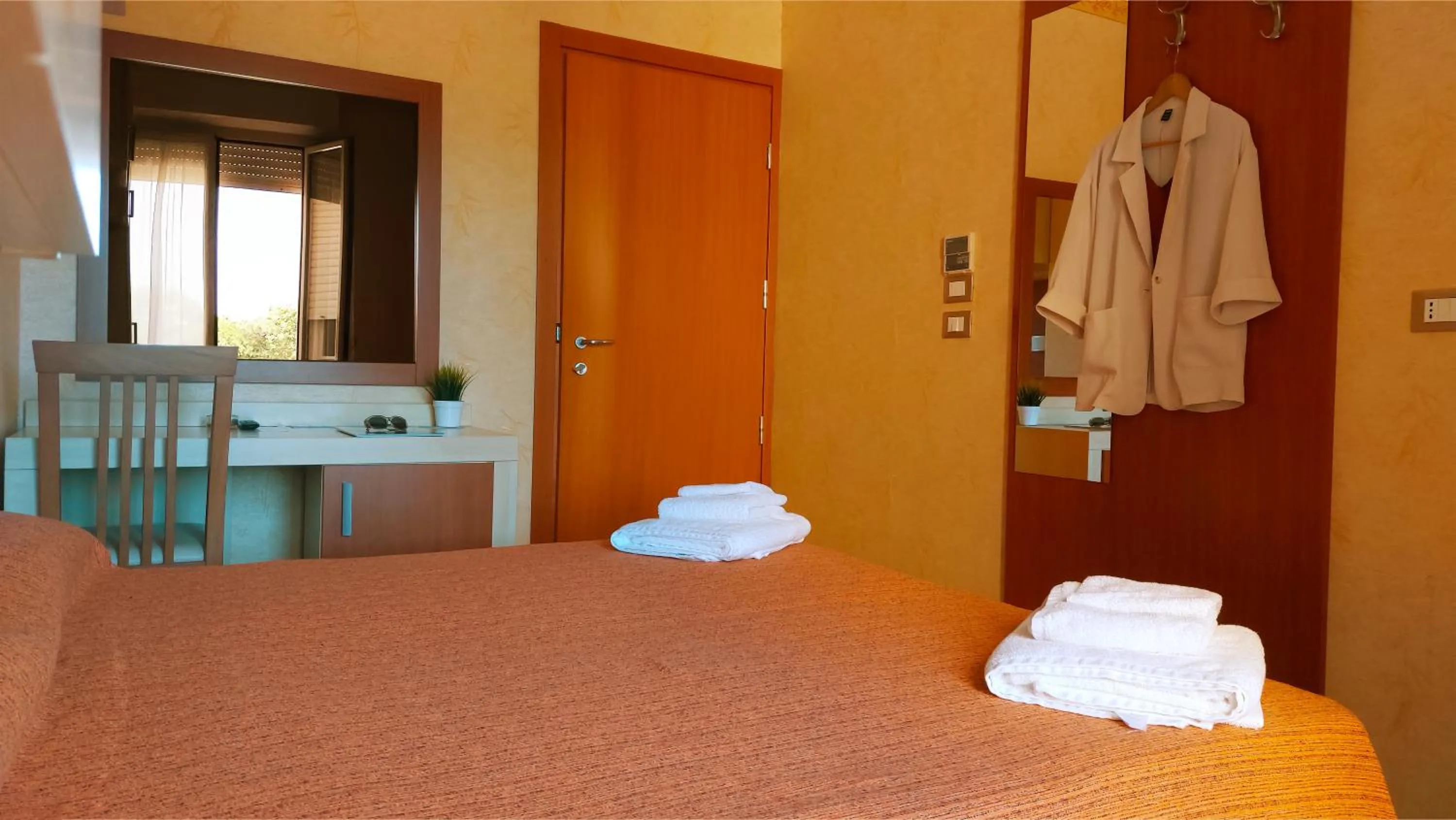 Bedroom, Bed in Hotel Condor