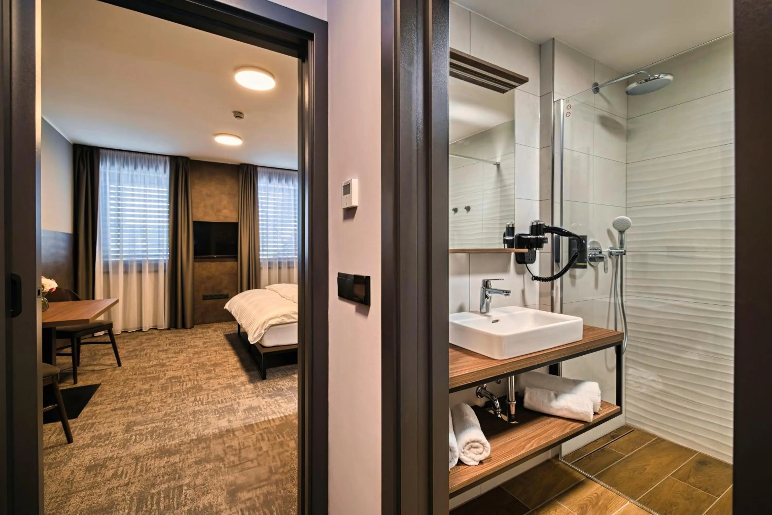 Bathroom, Bed in ABA Apartments