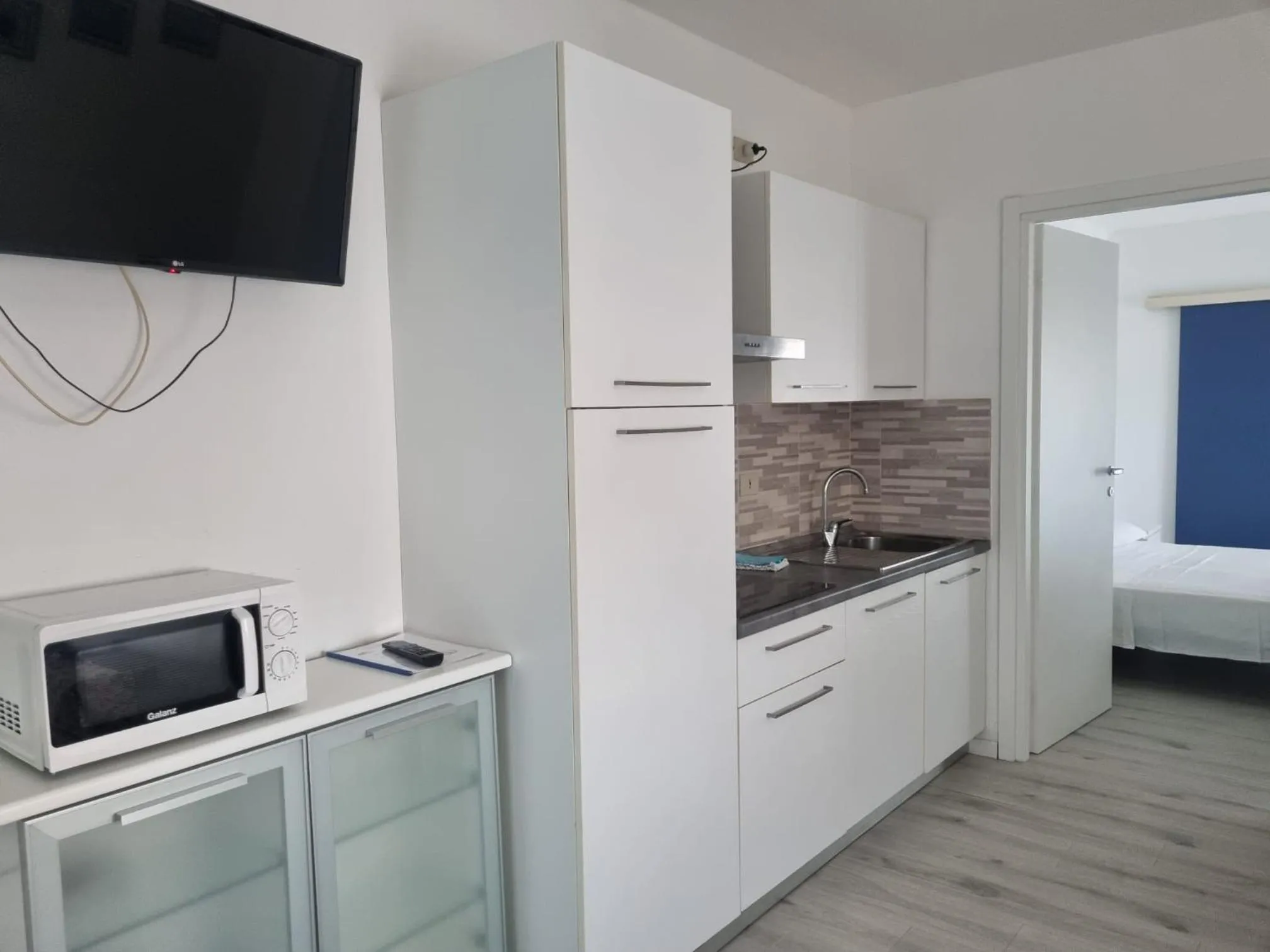 TV and multimedia in Aparthotel Holiday