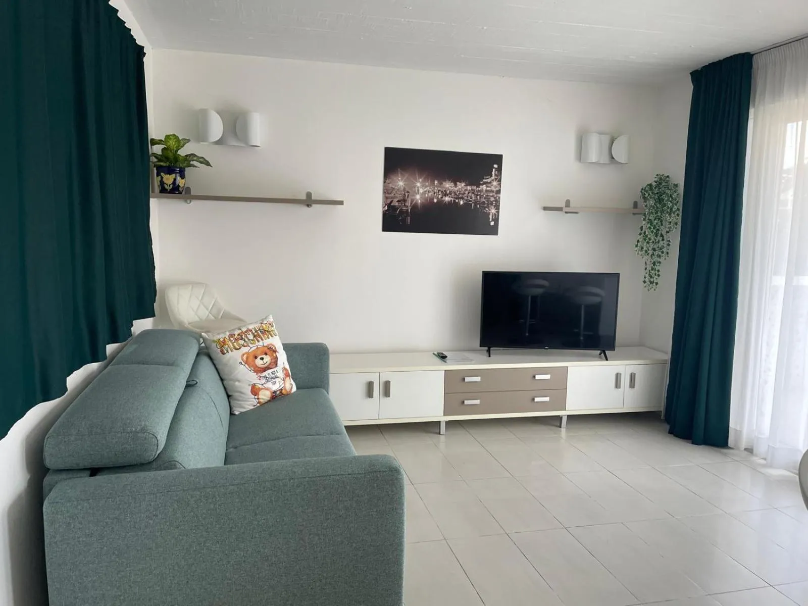 TV and multimedia in Aparthotel Holiday