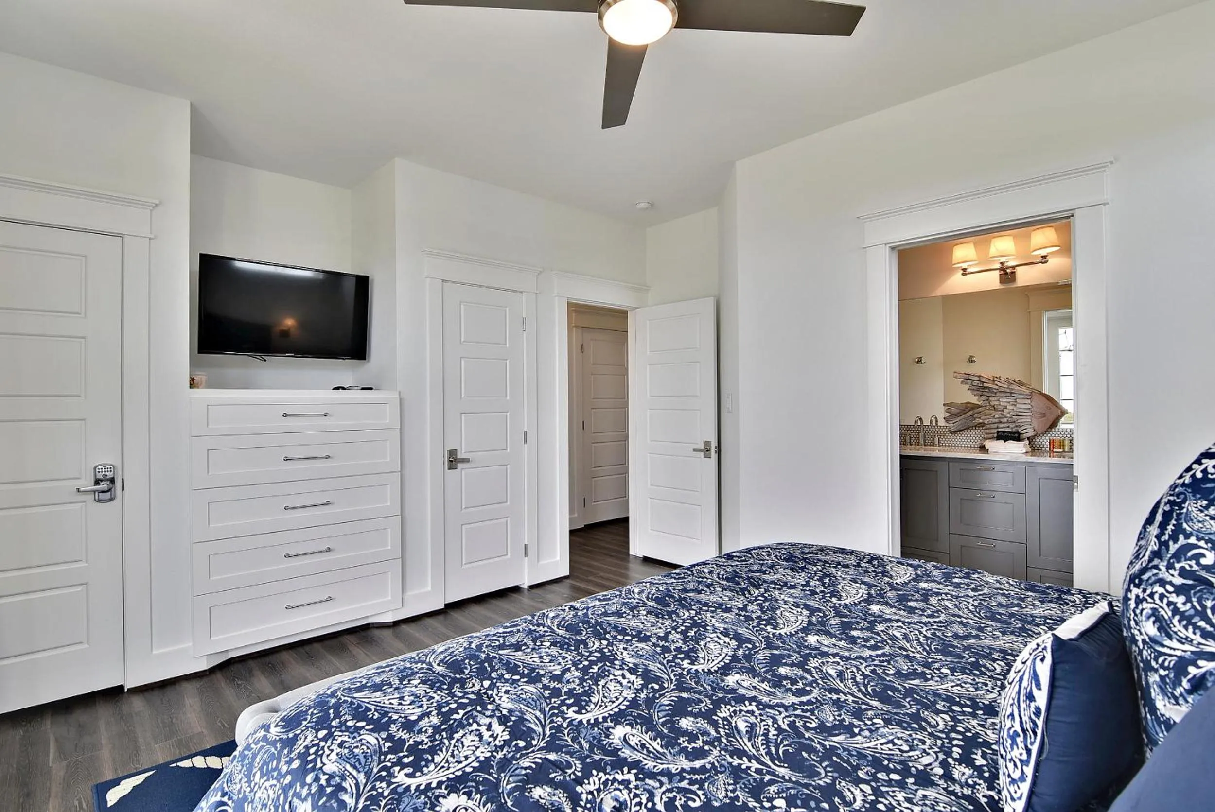 Bedroom, Bed in Wine Down