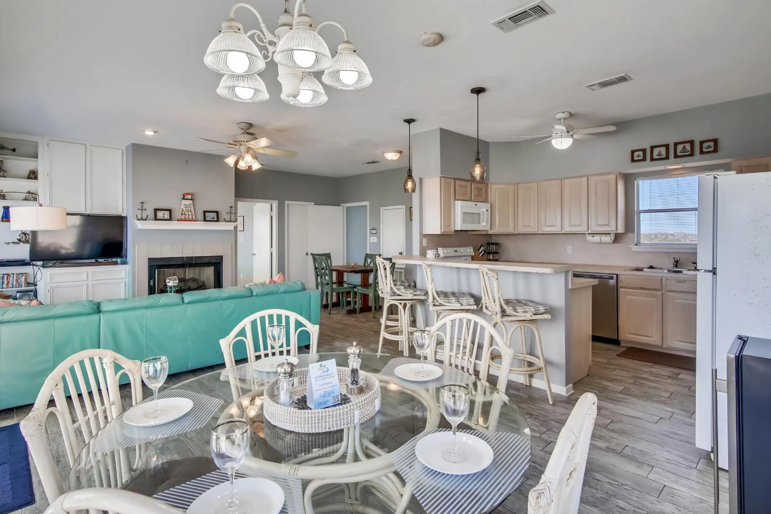 Living room in Mutiny on the Bounty