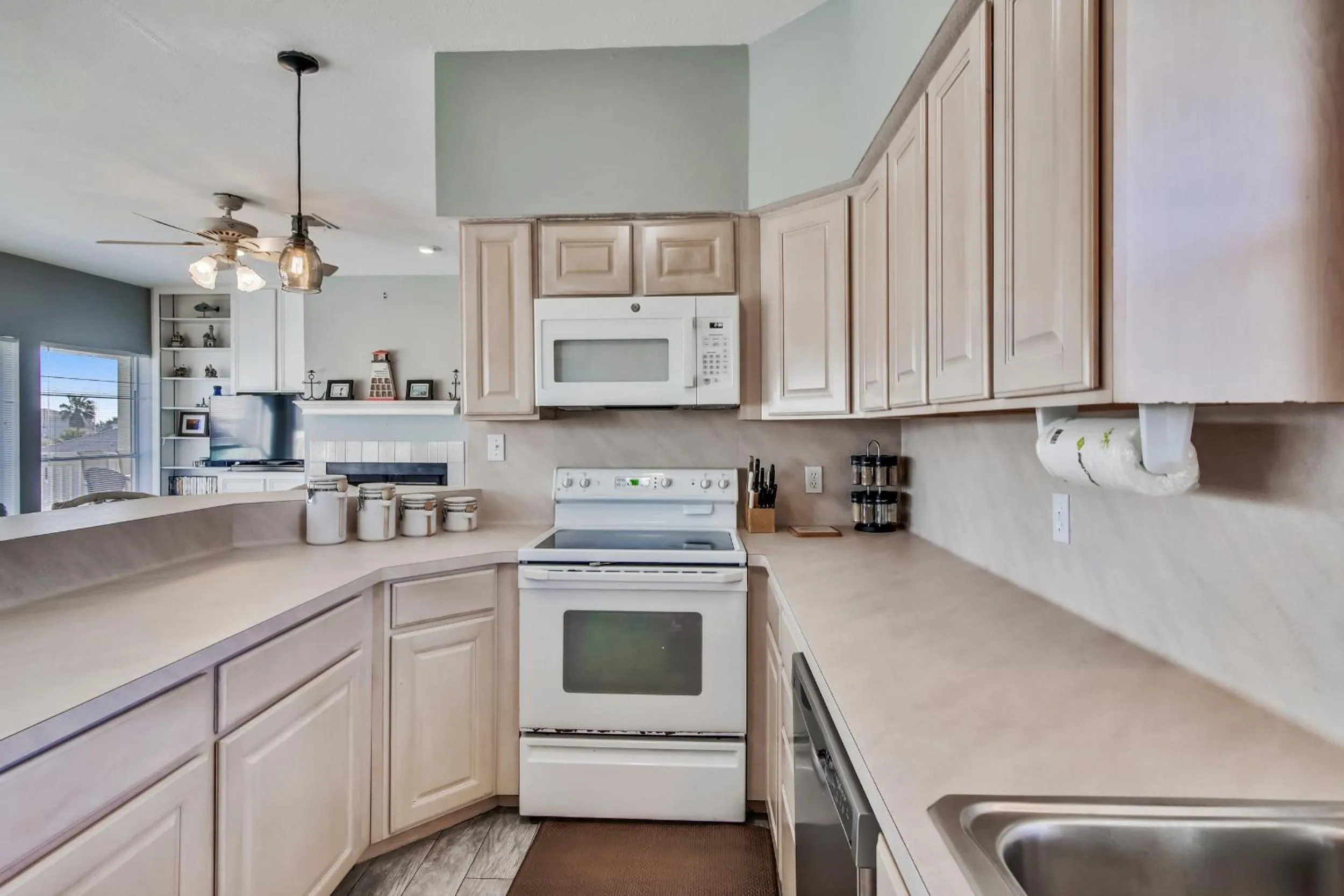 Kitchen or kitchenette in Mutiny on the Bounty