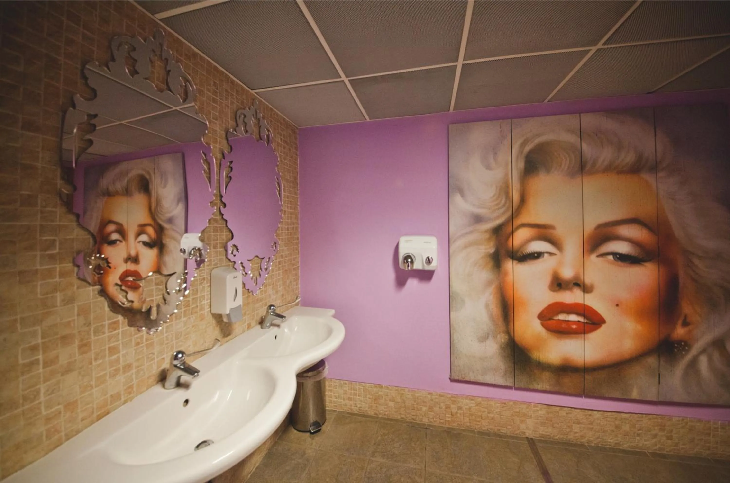 Decorative detail in Albergo Athenaeum