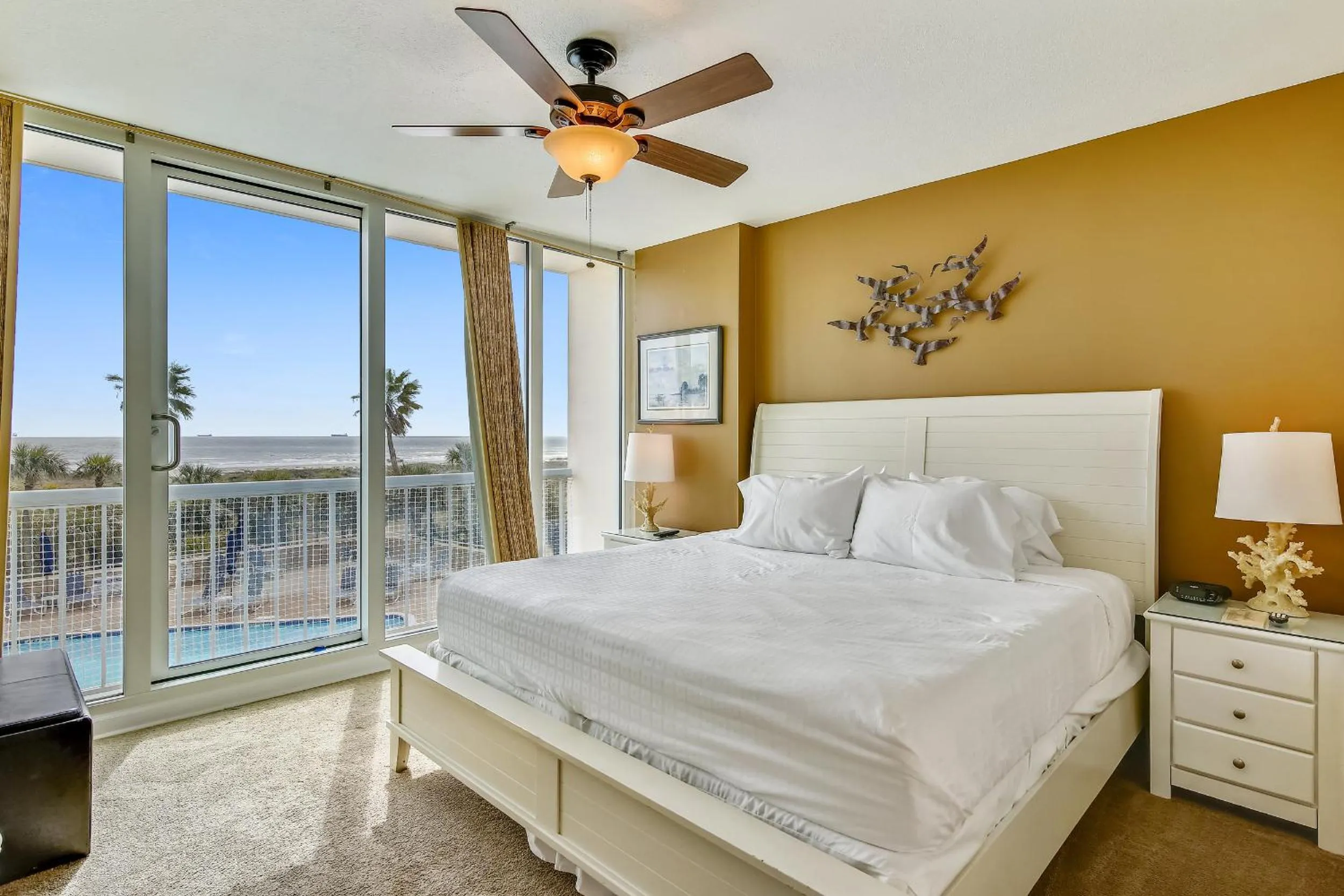 Bedroom, Bed in Galvestonian 112-Beachfront Hideaway