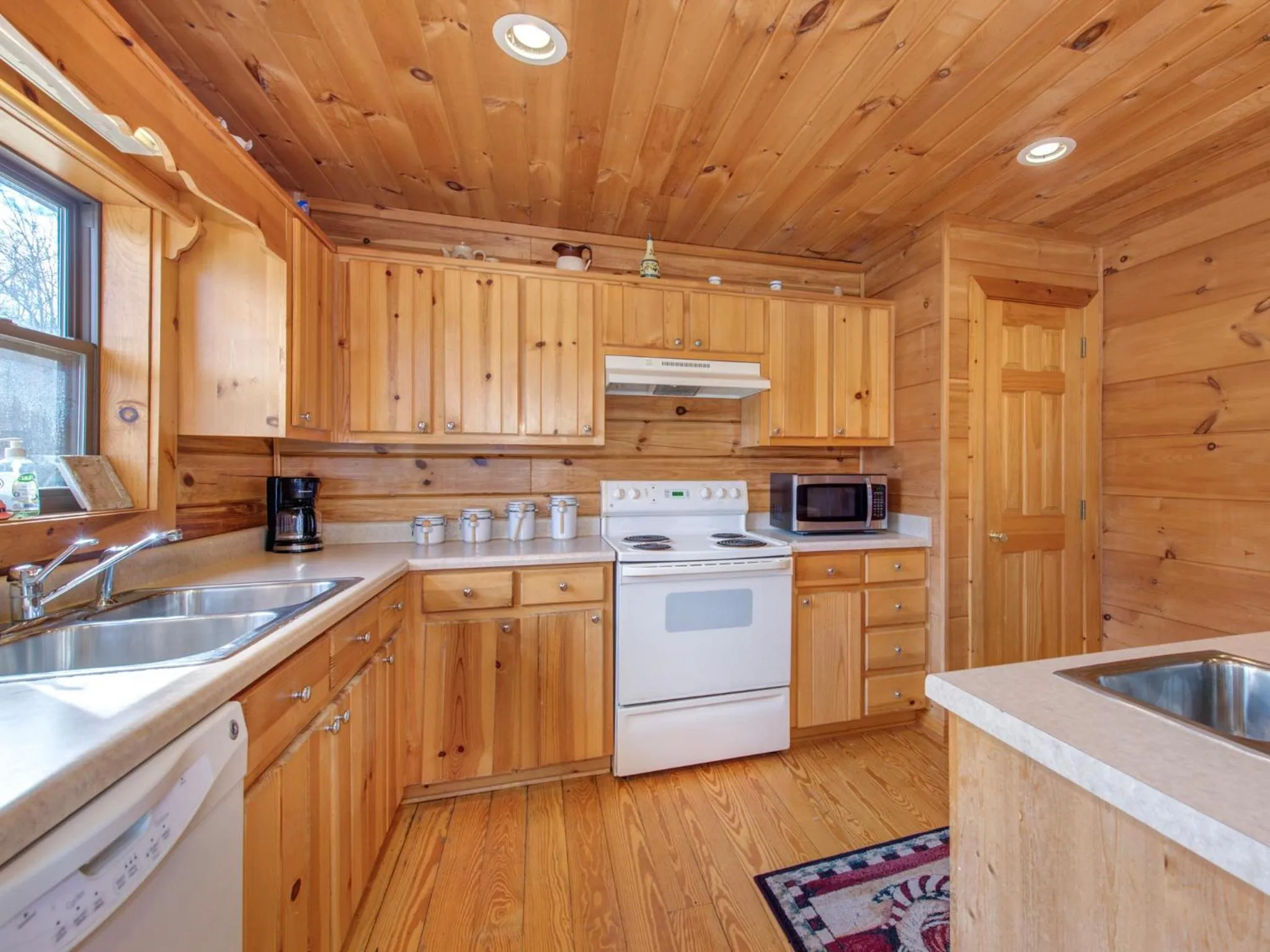Kitchen or kitchenette in Stillwater Cove