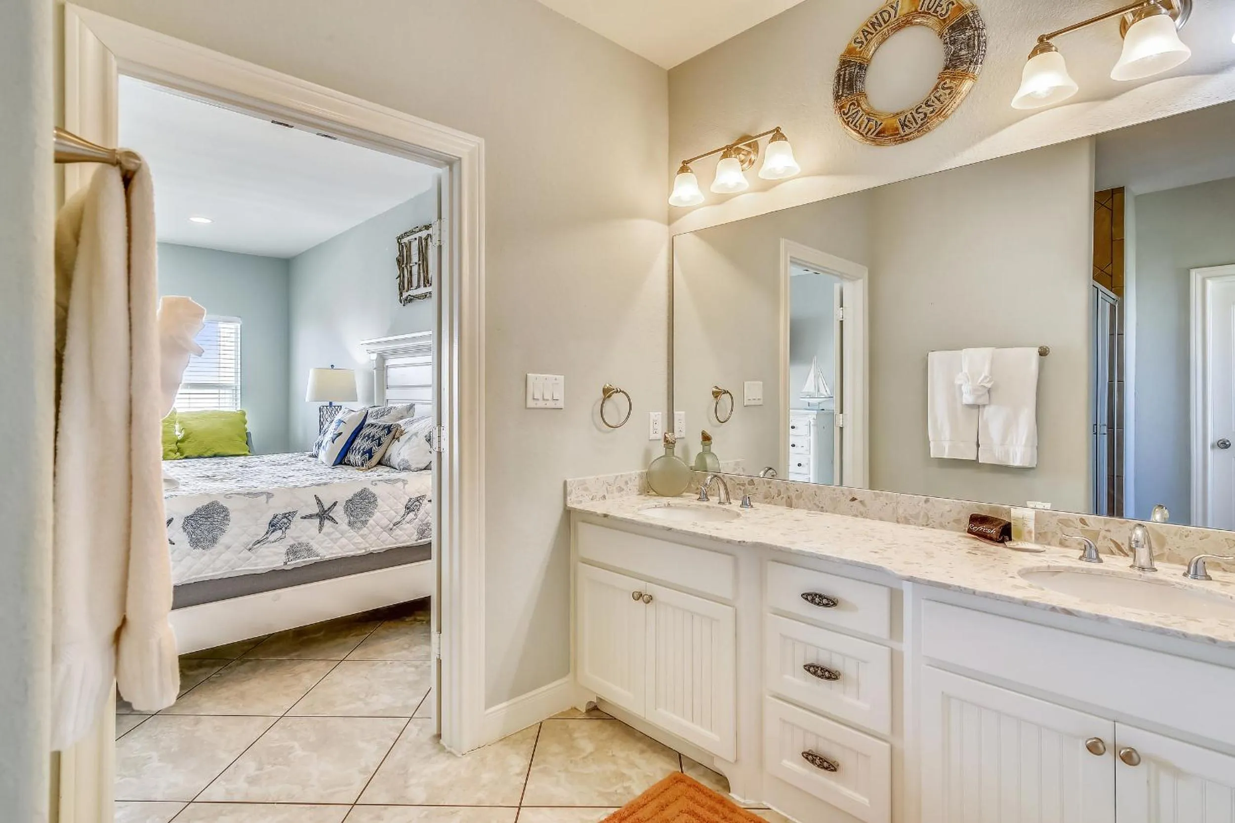 Kitchen or kitchenette, Bed in A Salty Kiss