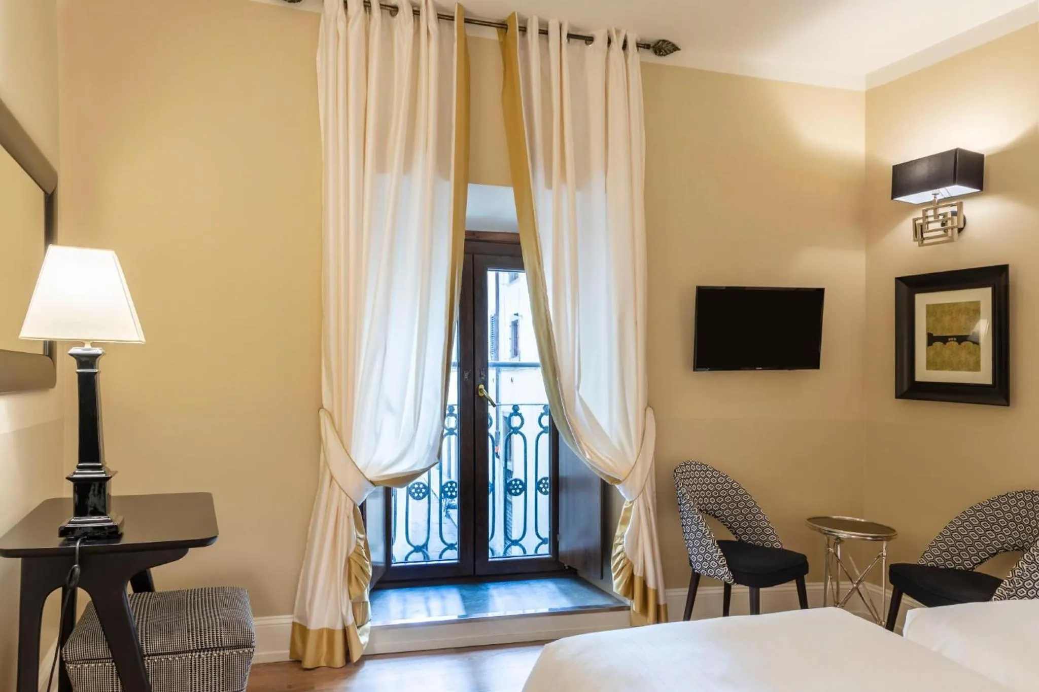 View (from property/room), Bed in Grand Hotel Cavour