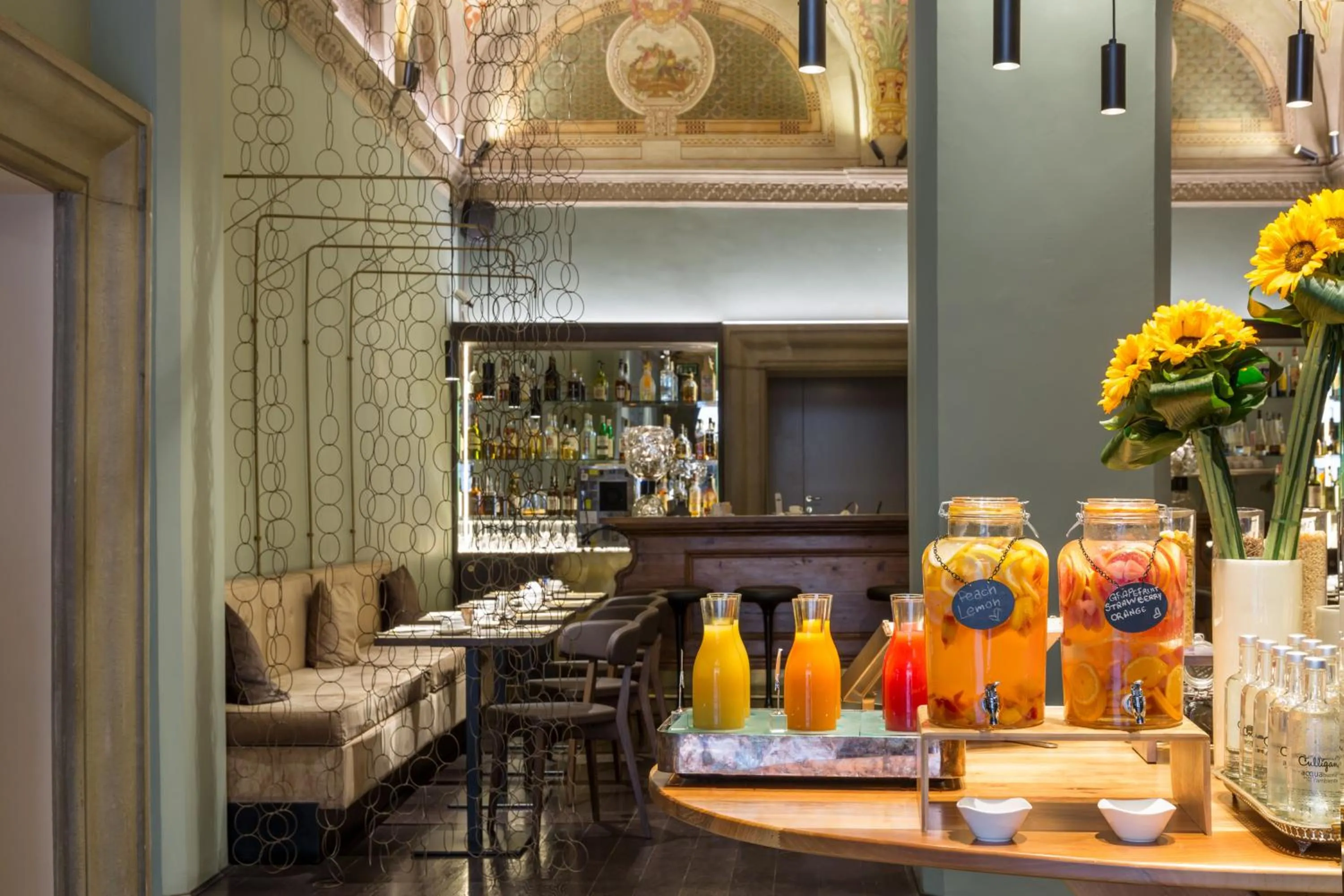 Restaurant/places to eat in Grand Hotel Cavour