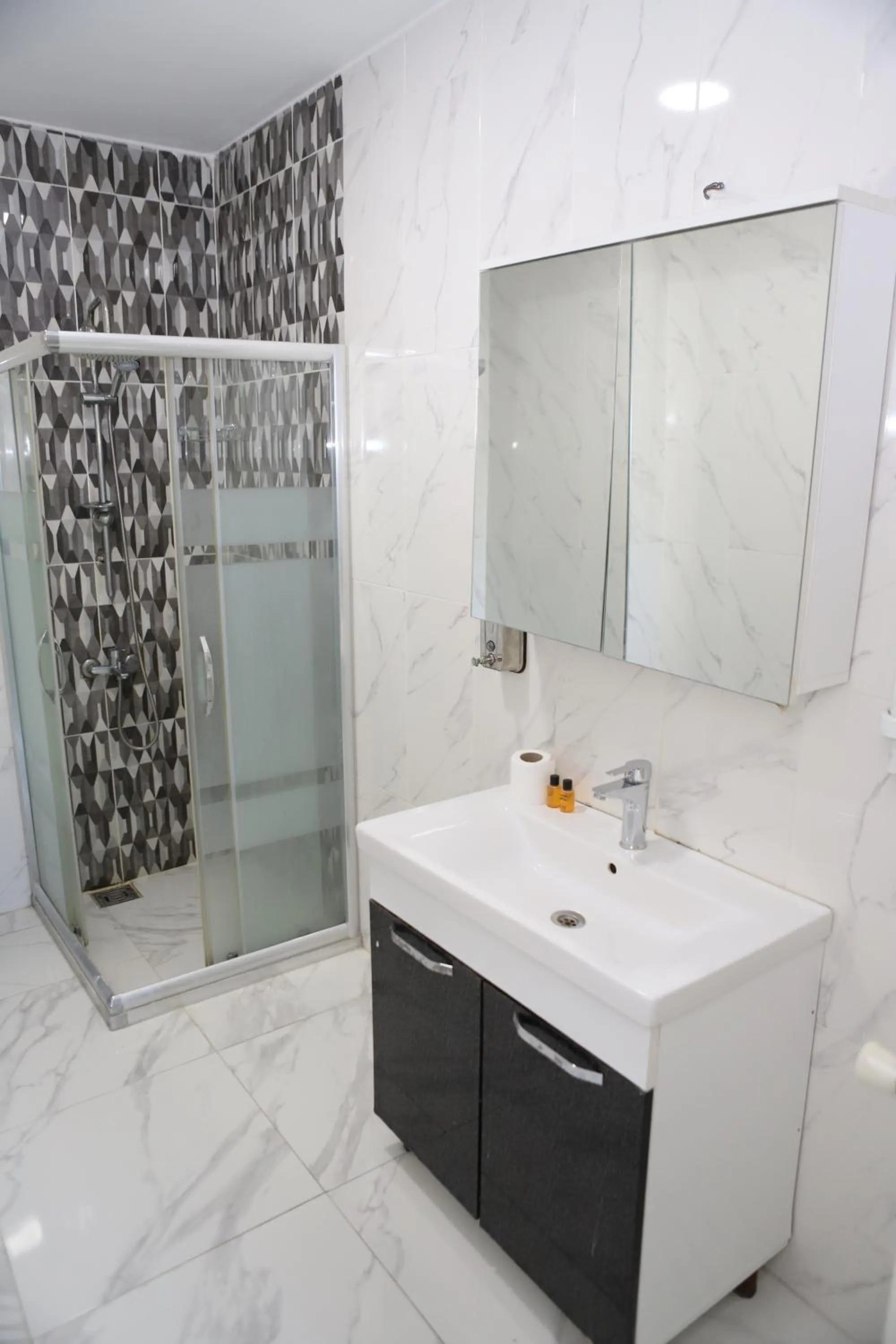 Shower in AVRASYAQUEEN HOTEL