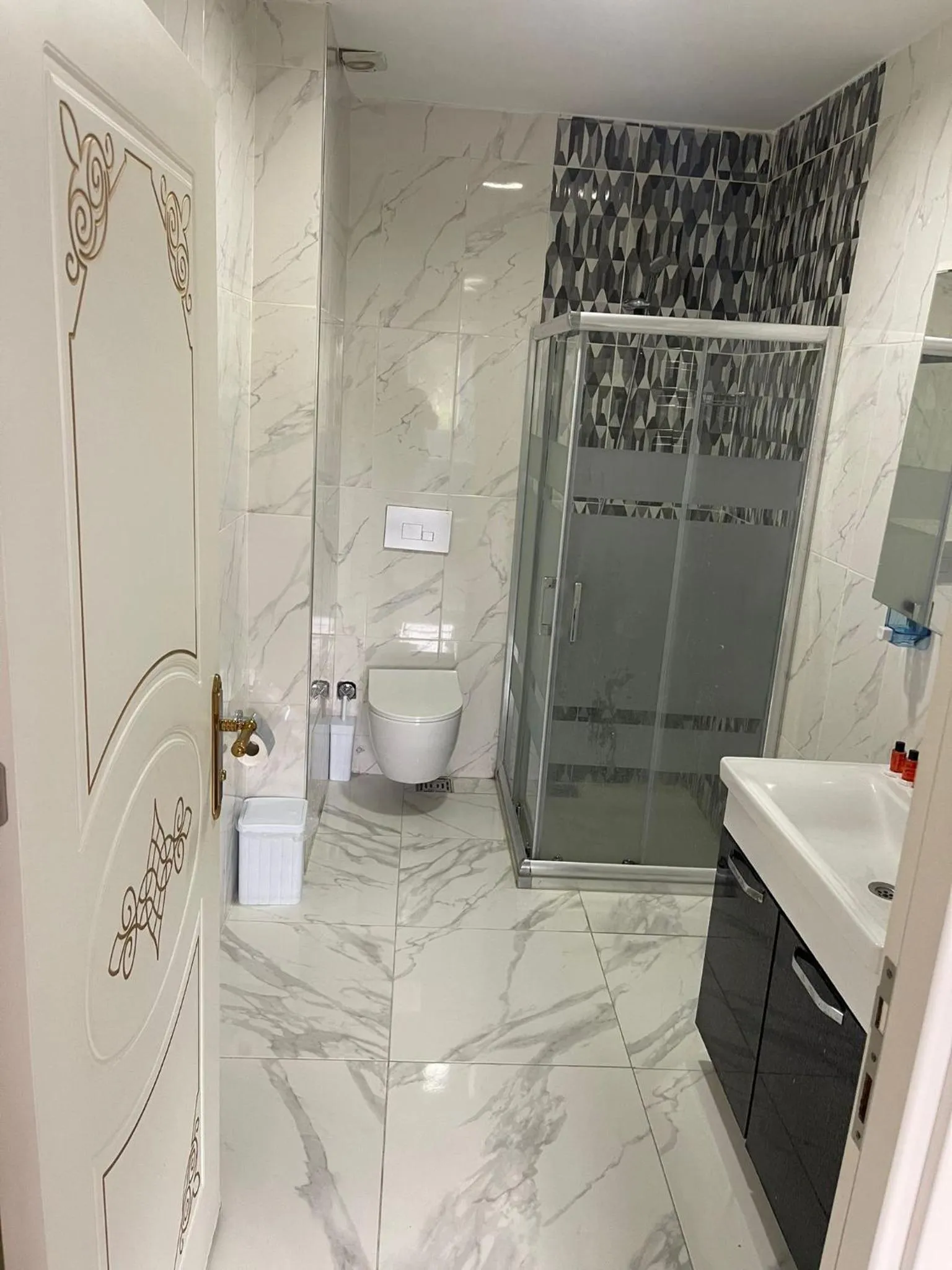 Shower in AVRASYAQUEEN HOTEL