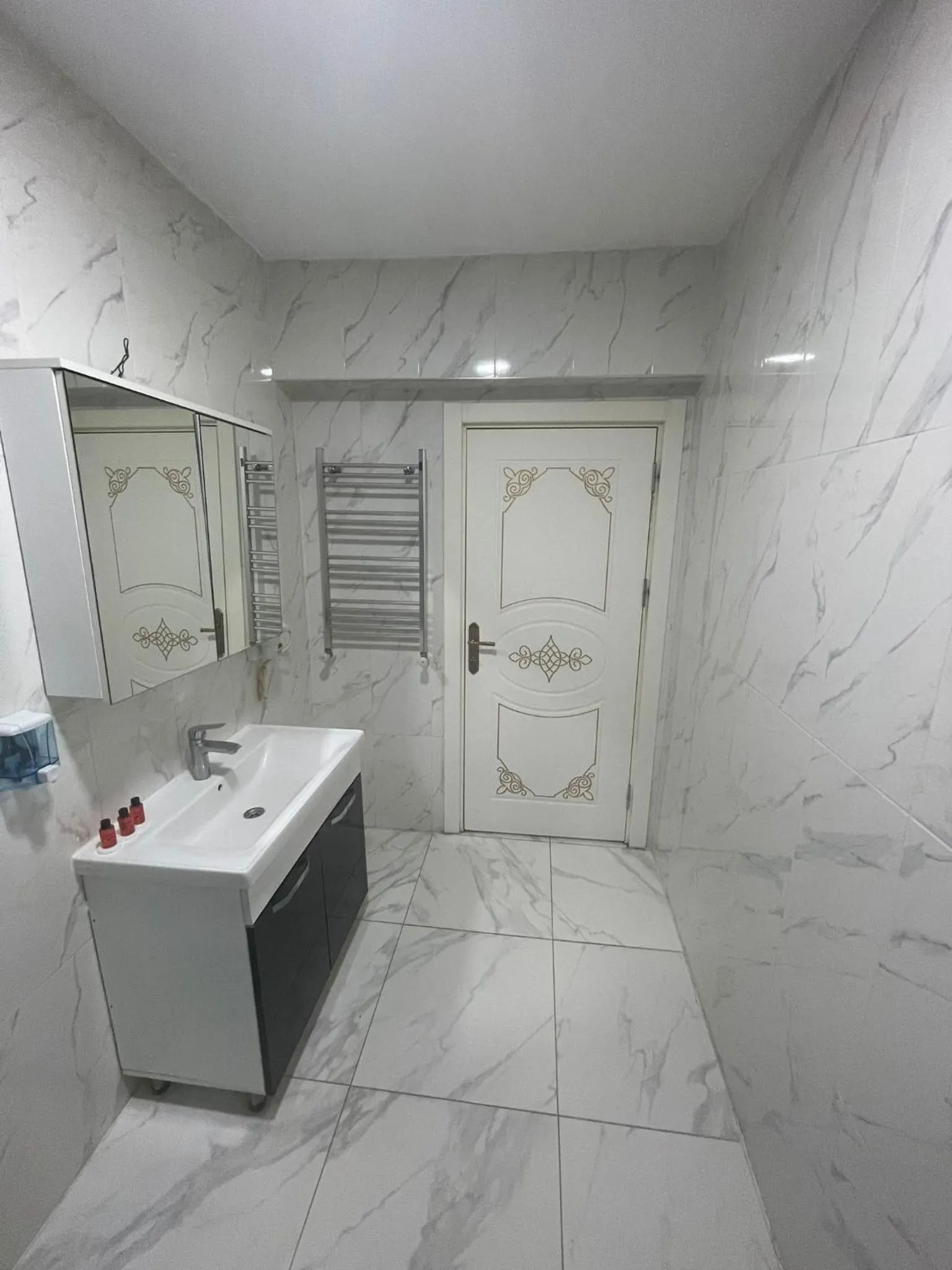 Shower in AVRASYAQUEEN HOTEL