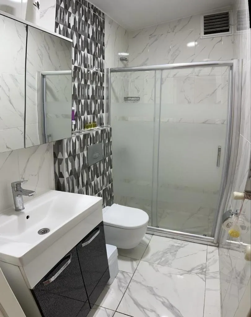 Shower in AVRASYAQUEEN HOTEL