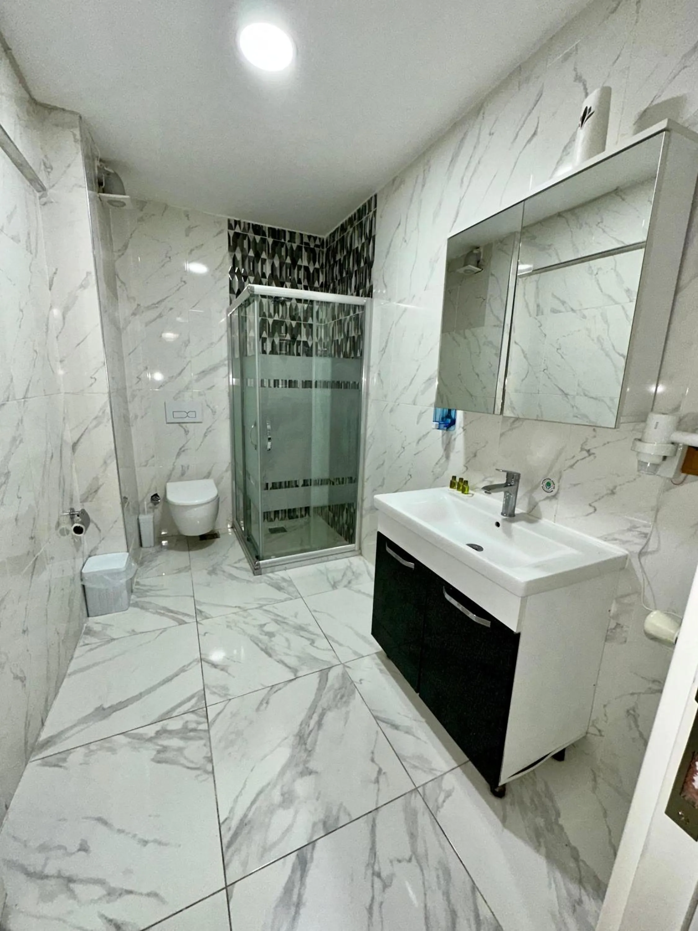 Shower in AVRASYAQUEEN HOTEL