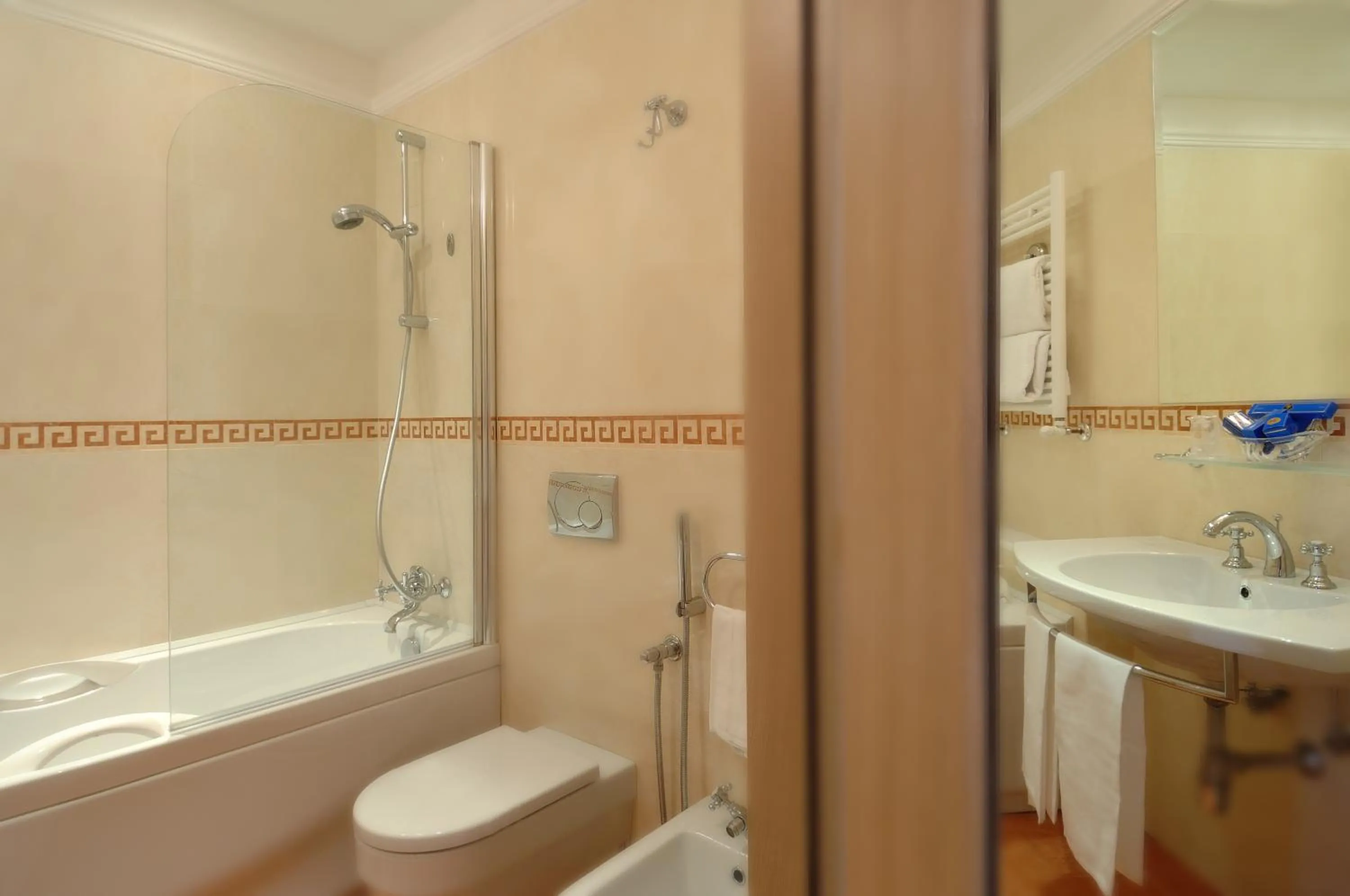 Bathroom in Hotel Giulio Cesare