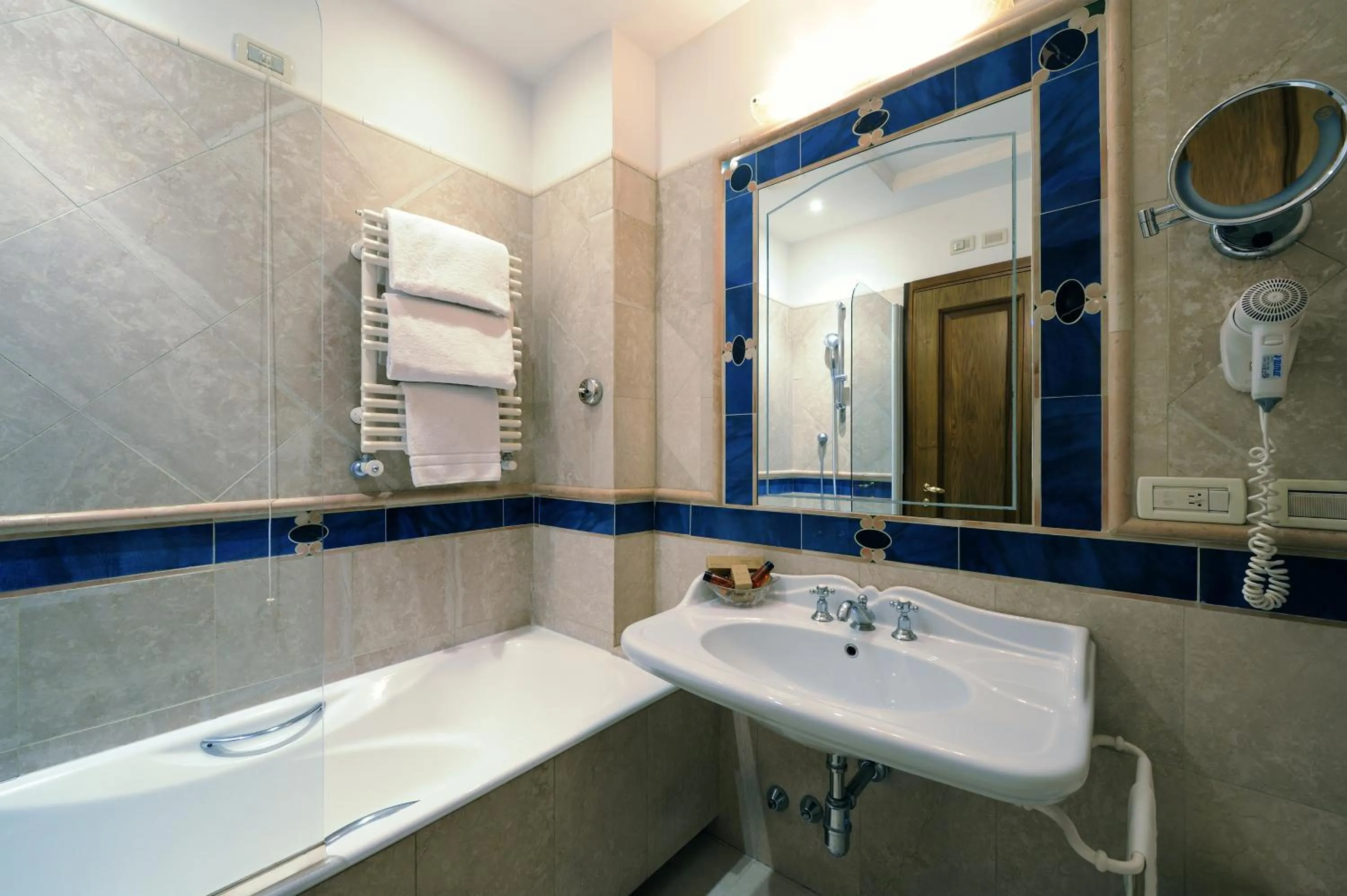 Bathroom in Hotel Giulio Cesare