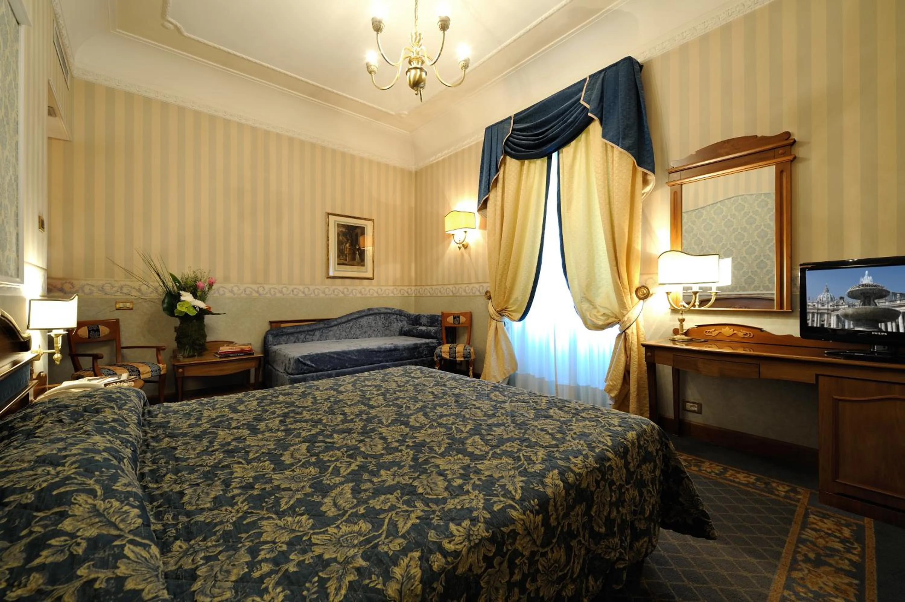 Photo of the whole room, TV/Entertainment Center in Hotel Giulio Cesare