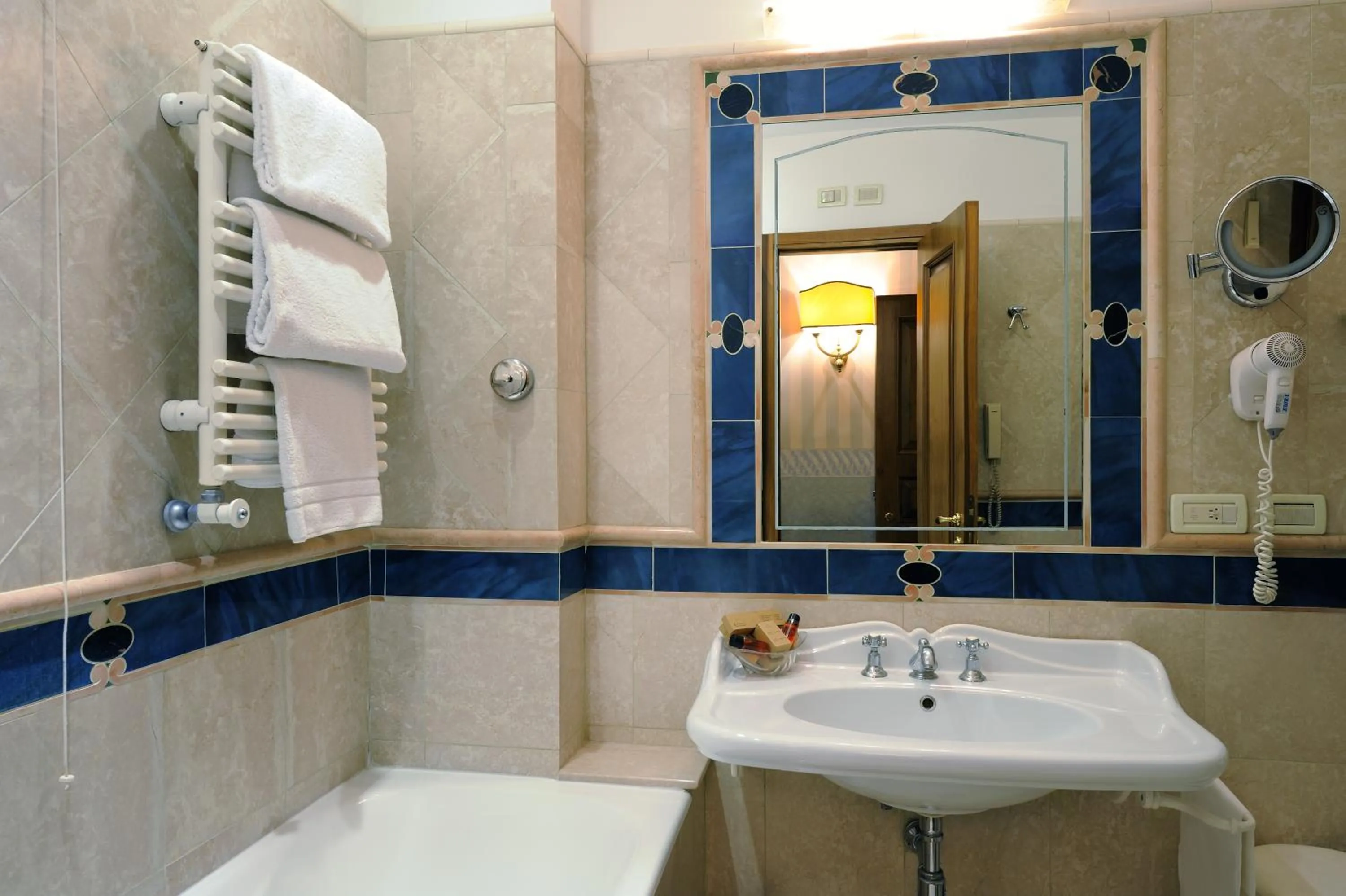 Bathroom in Hotel Giulio Cesare