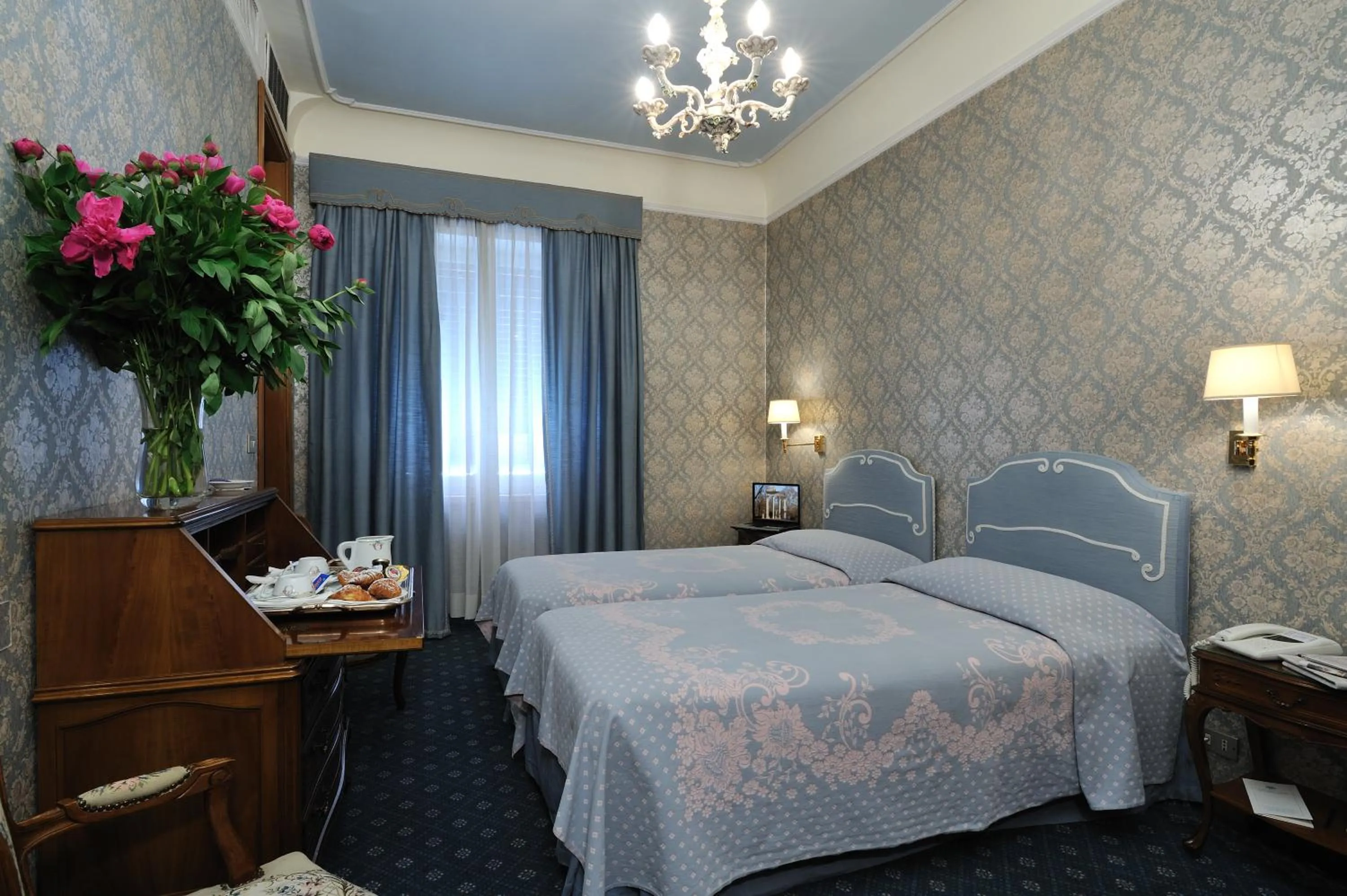 Photo of the whole room in Hotel Giulio Cesare