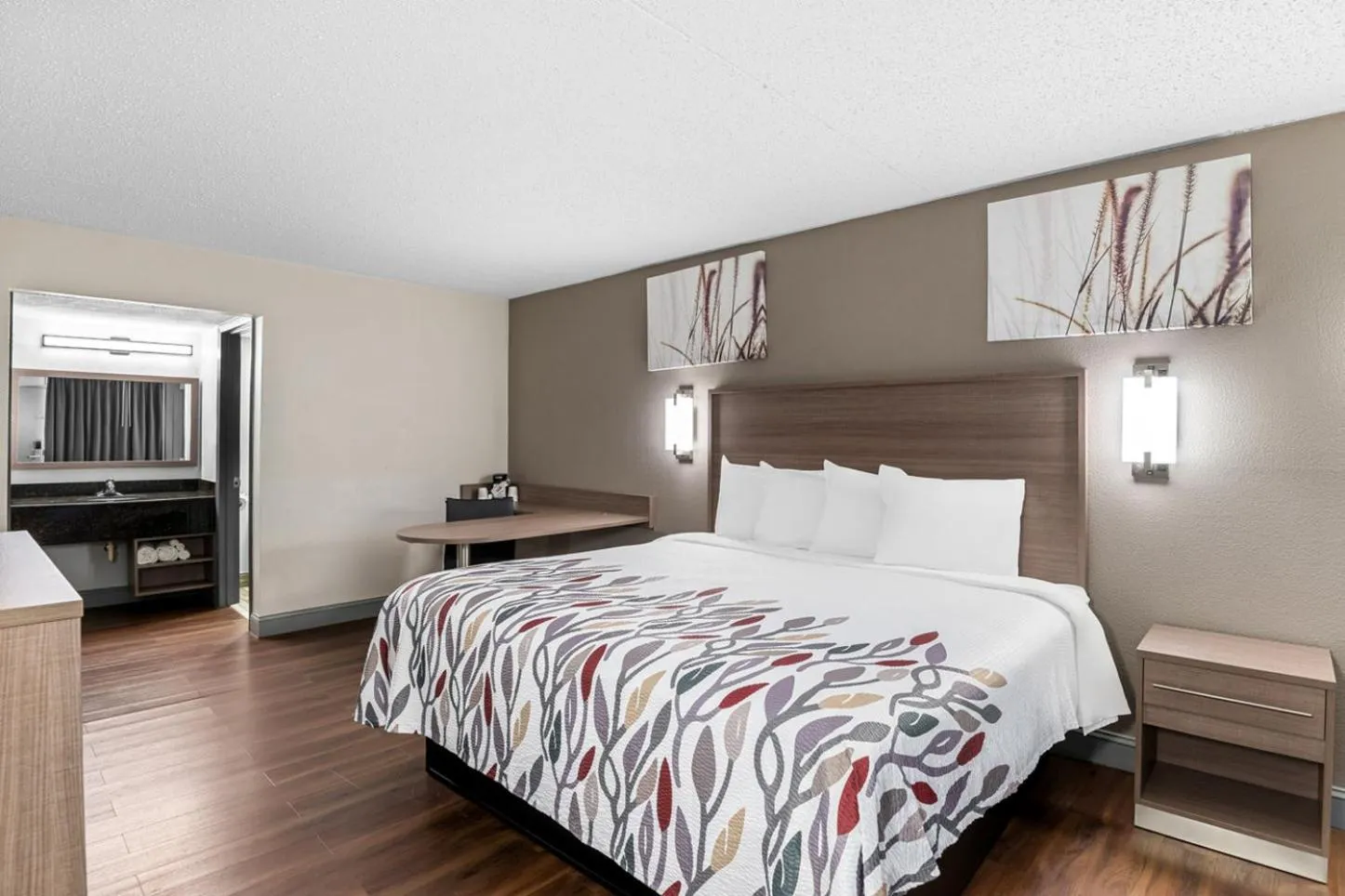 Photo of the whole room, Bed in Red Roof Inn Richmond - Airport Sandston