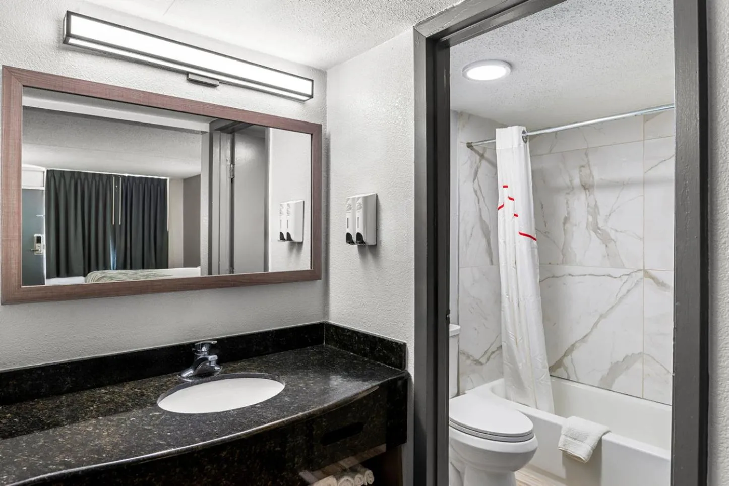 Bathroom in Red Roof Inn Richmond - Airport Sandston