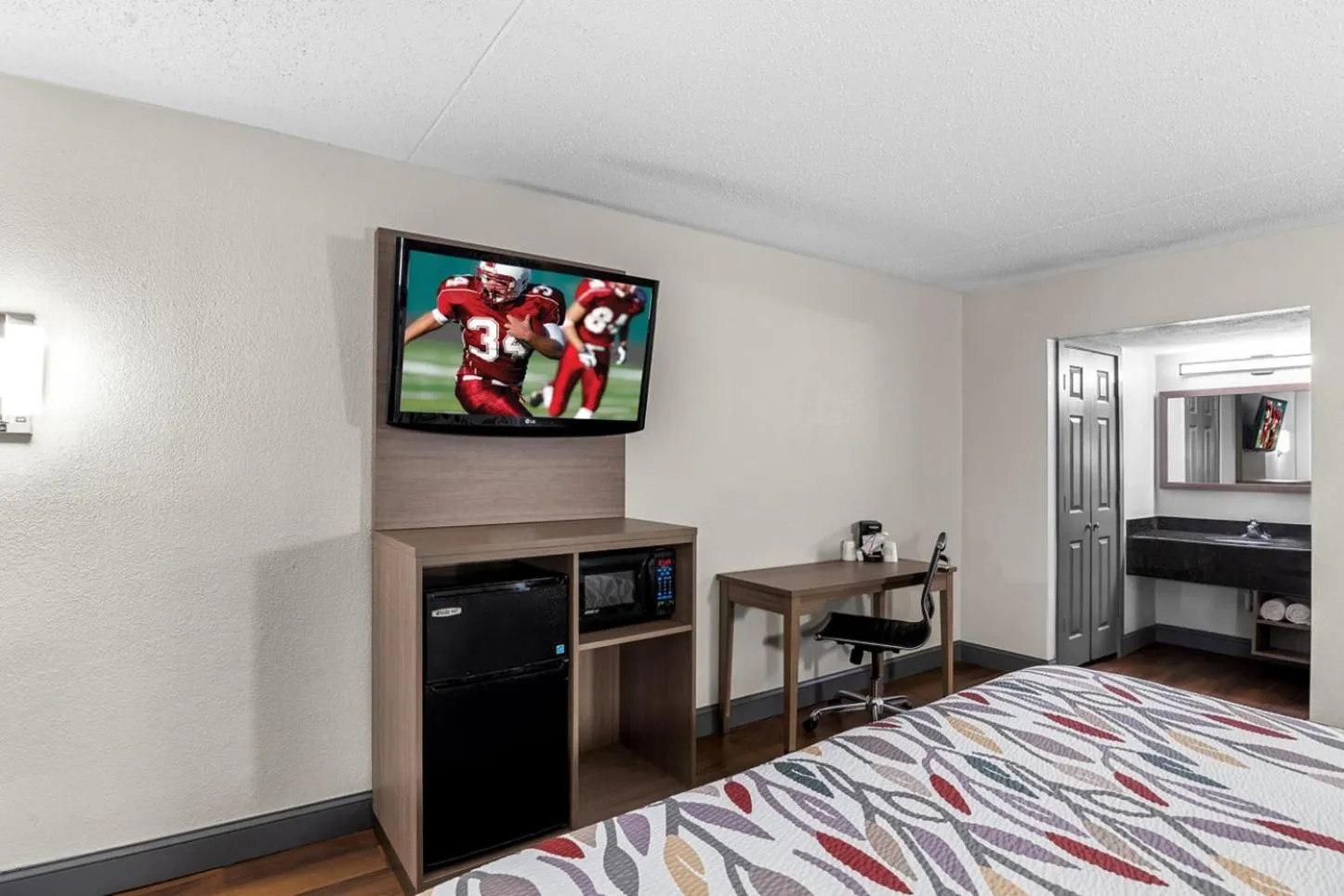 Photo of the whole room, Bed in Red Roof Inn Richmond - Airport Sandston