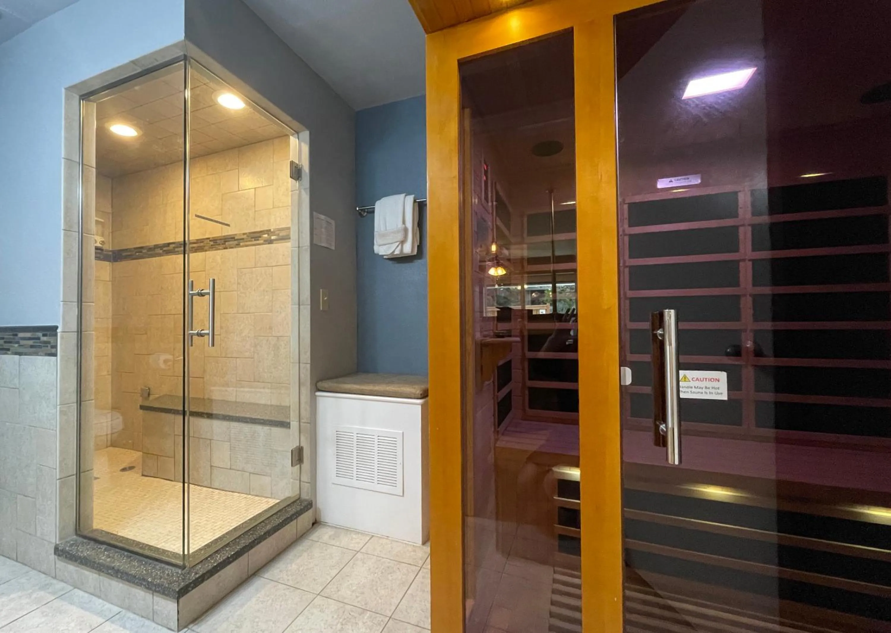 Couples Retreat with Hot Tub, Sauna and Steam Room
