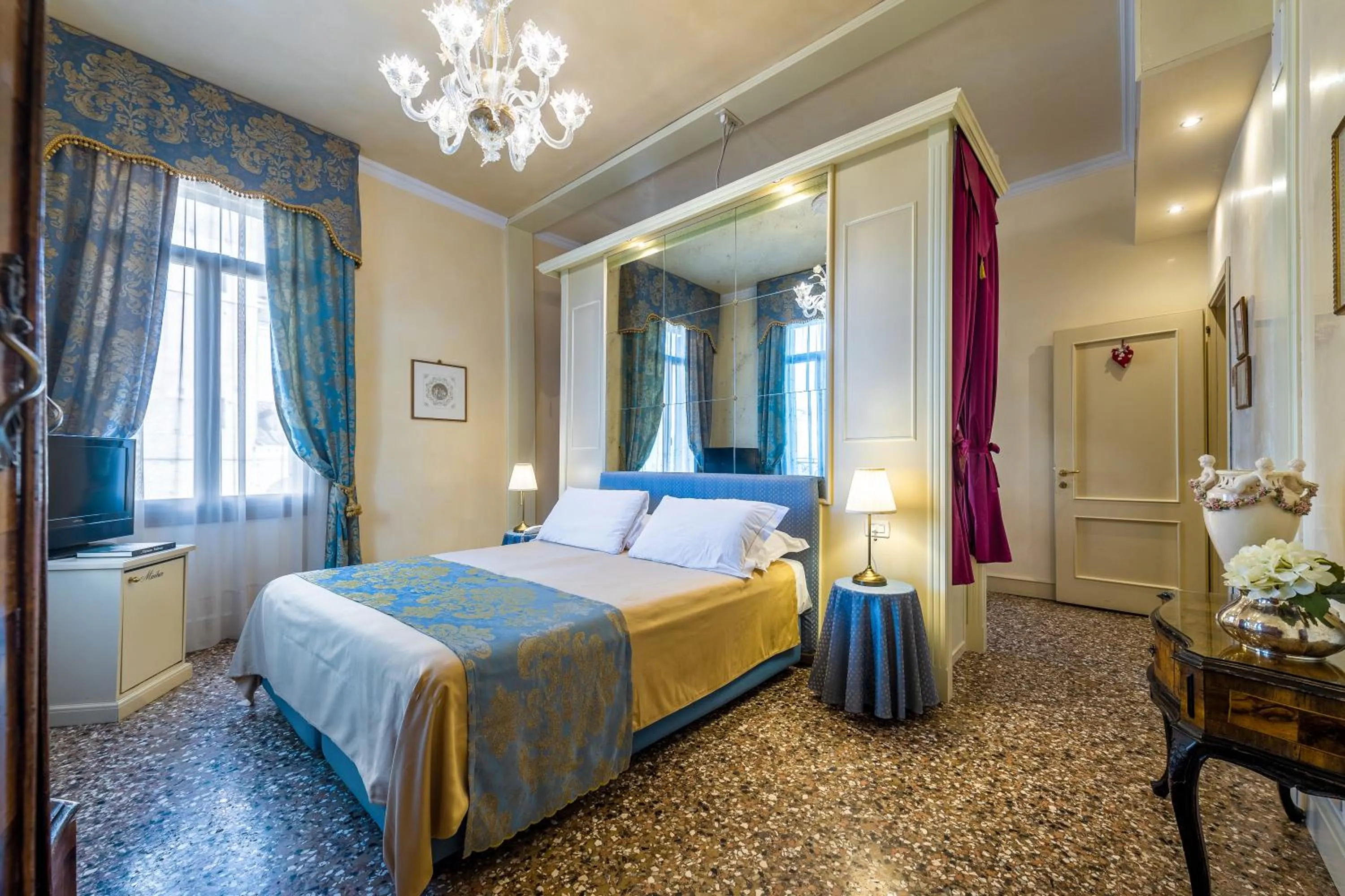 Photo of the whole room, Bed in Palazzo Odoni