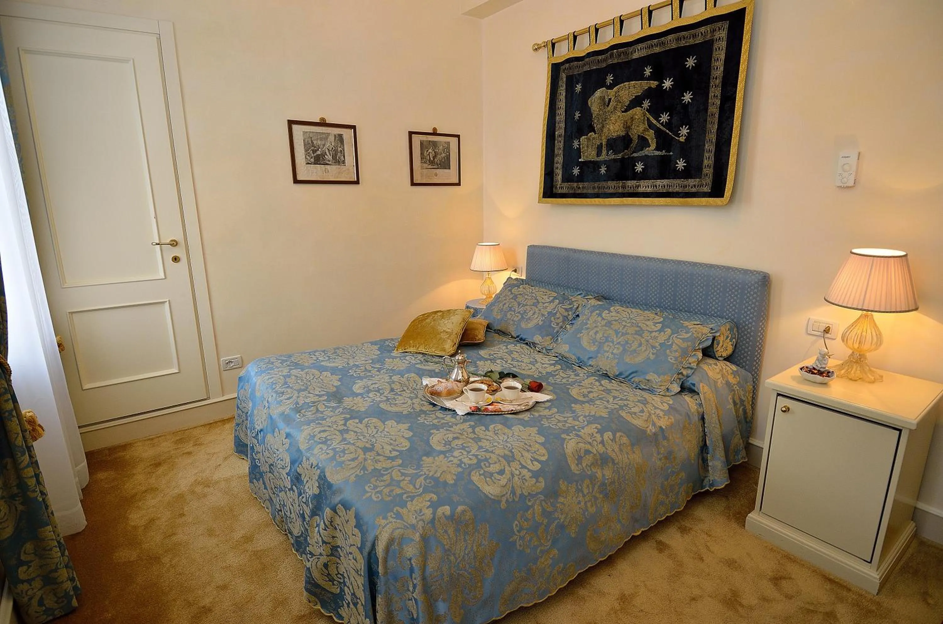 Photo of the whole room, Bed in Palazzo Odoni
