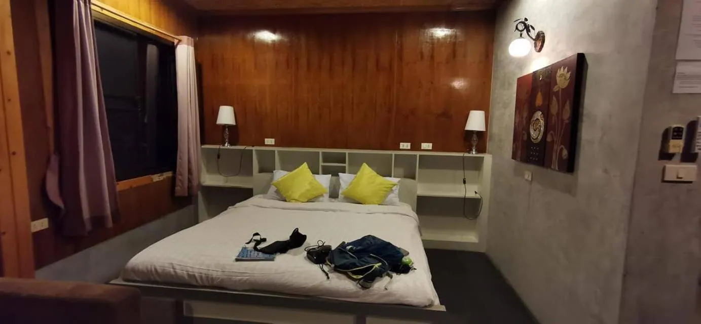 Bed in Tree House Bungalows Koh Tao