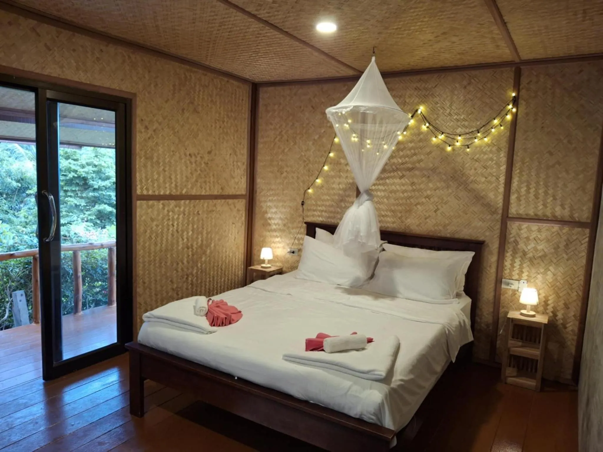 Bed in Tree House Bungalows Koh Tao