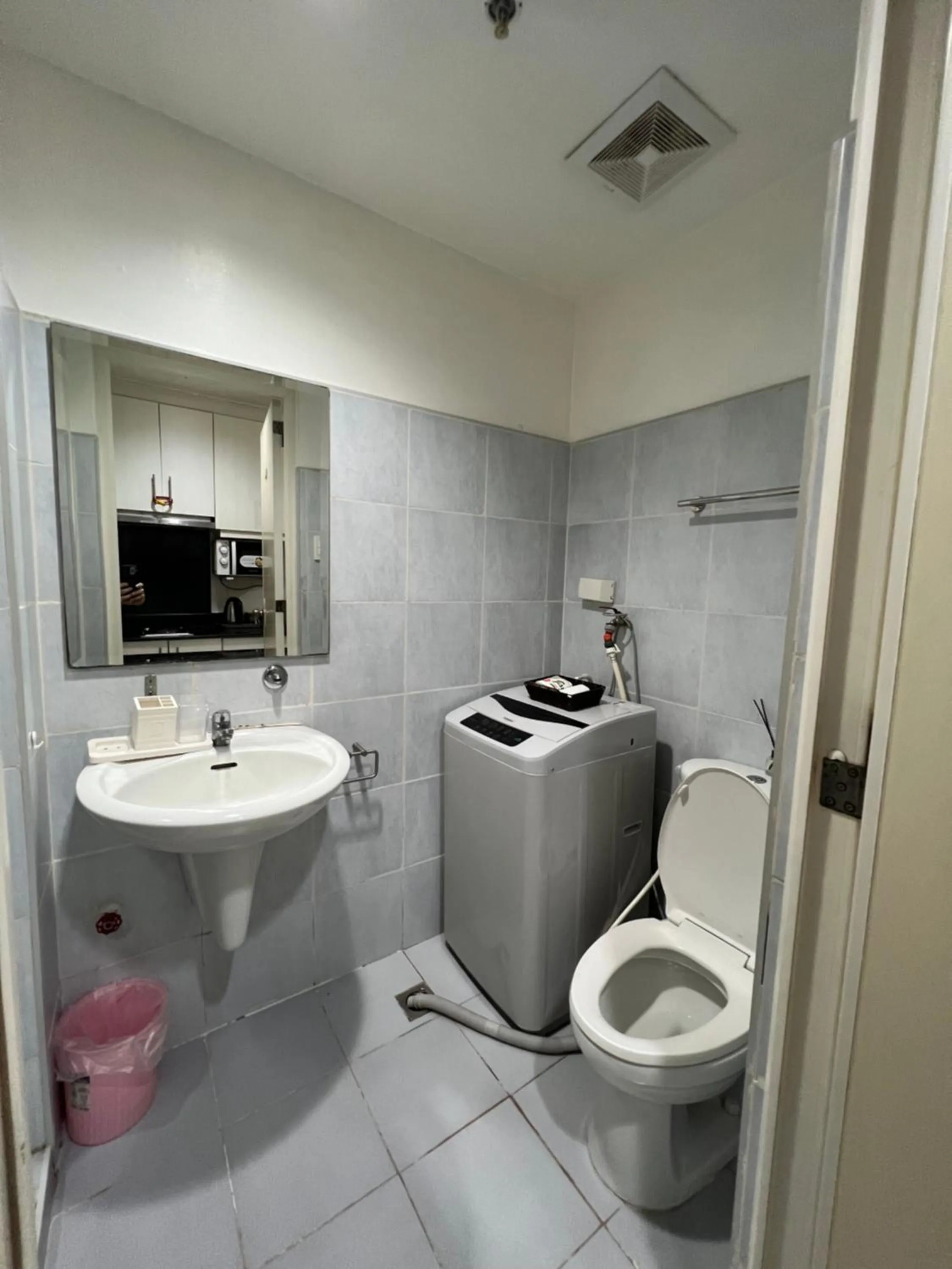 Sea Residences Mall of Asia by Jermel