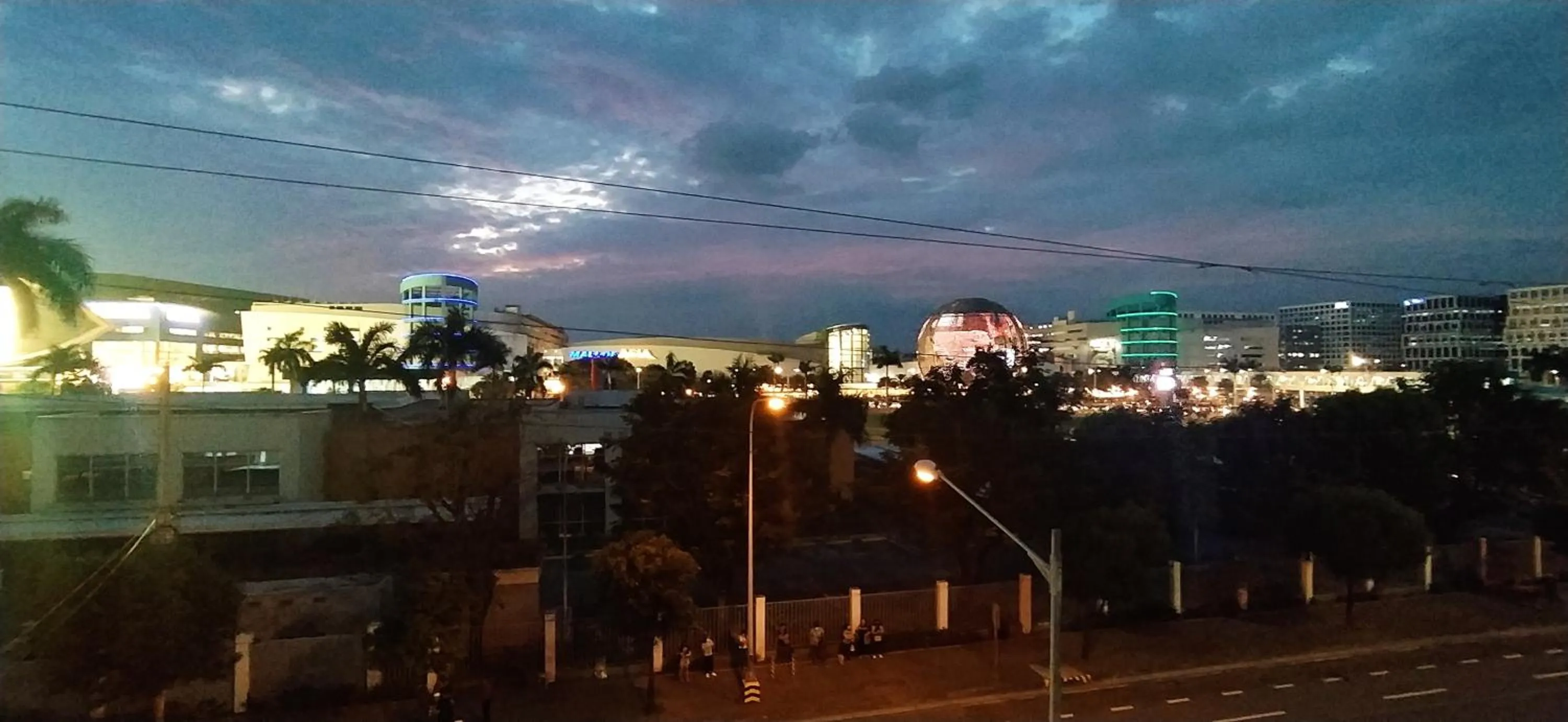 Neighbourhood in Sea Residences Mall of Asia by Jermel