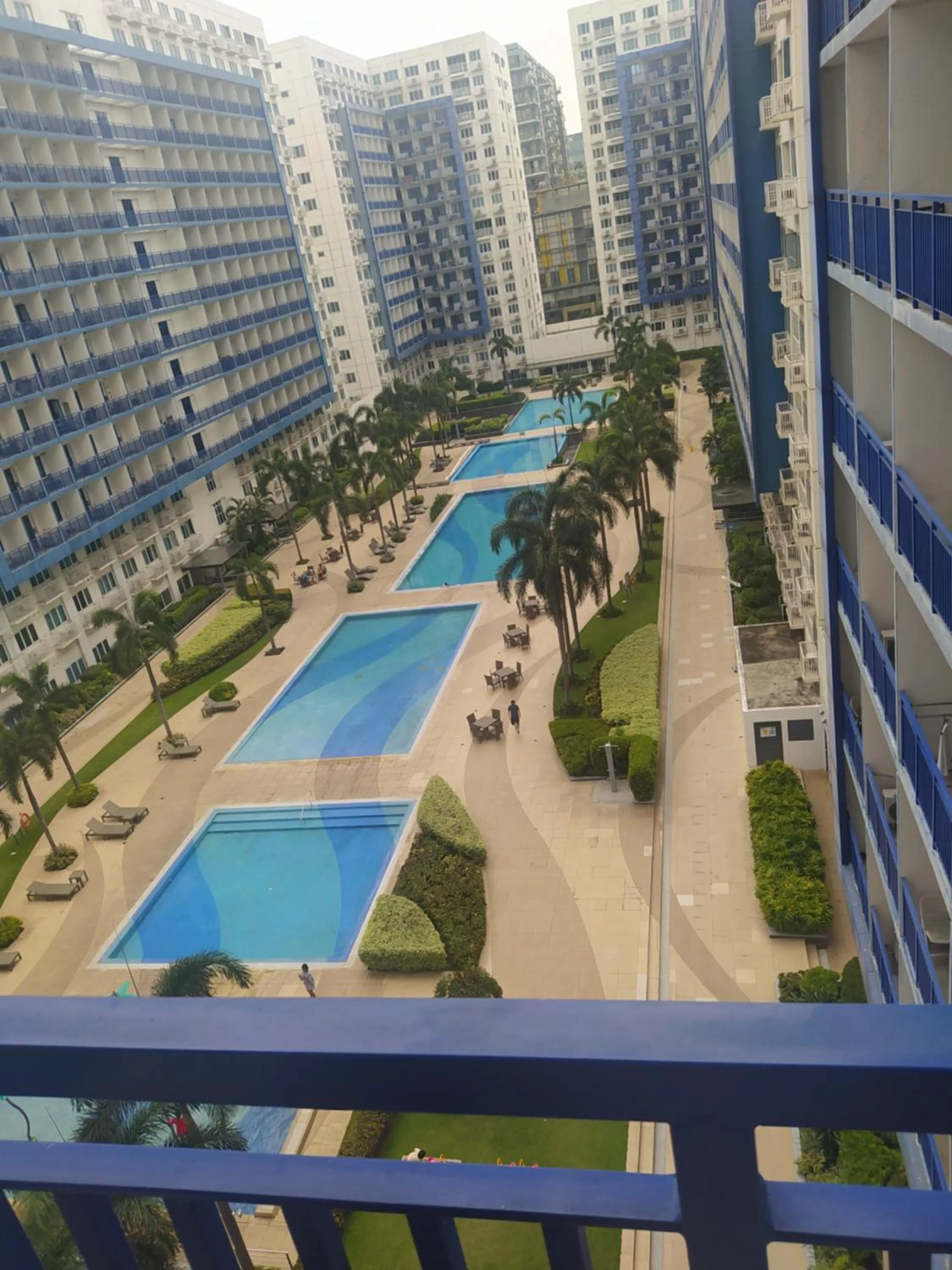 Swimming pool in Sea Residences Mall of Asia by Jermel