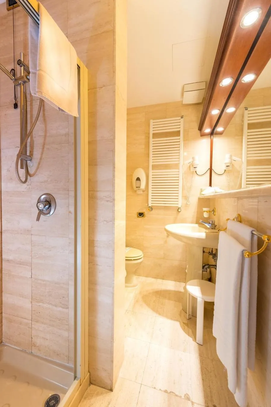 Shower in Hotel Miro'