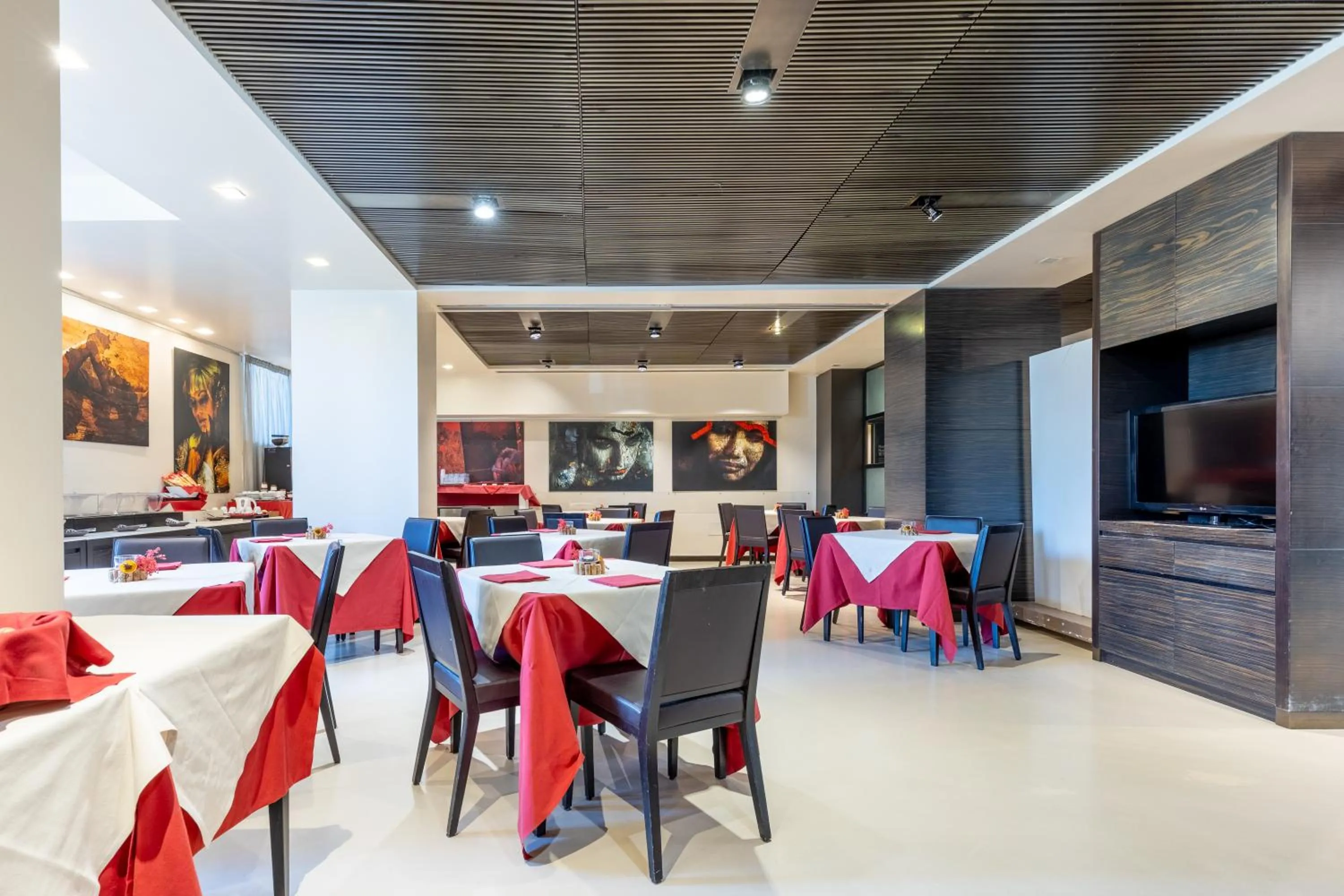 Restaurant/places to eat in Wall Art Hotel & Residence