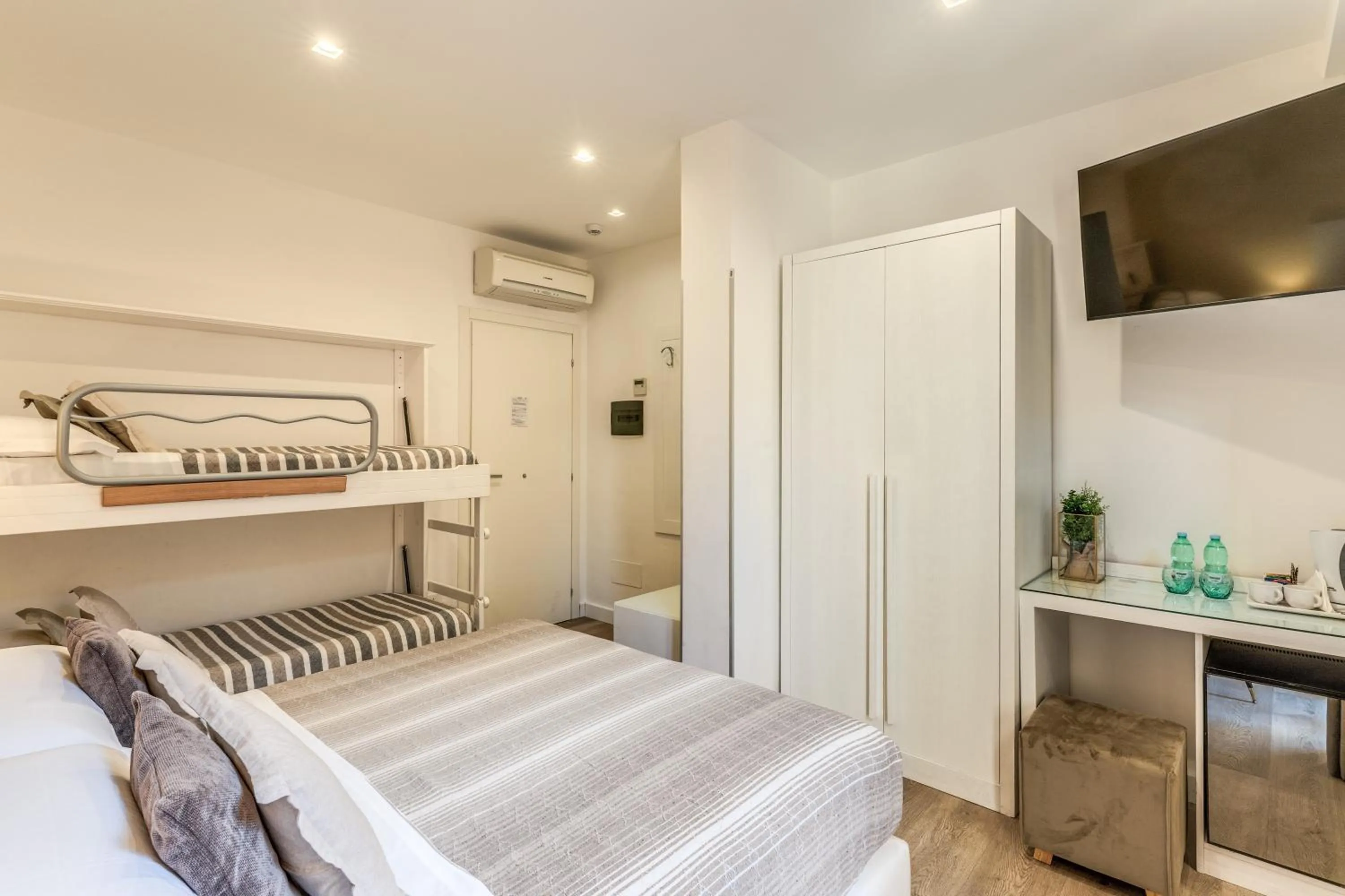 Bedroom, Bed in Hotel Sorrento City