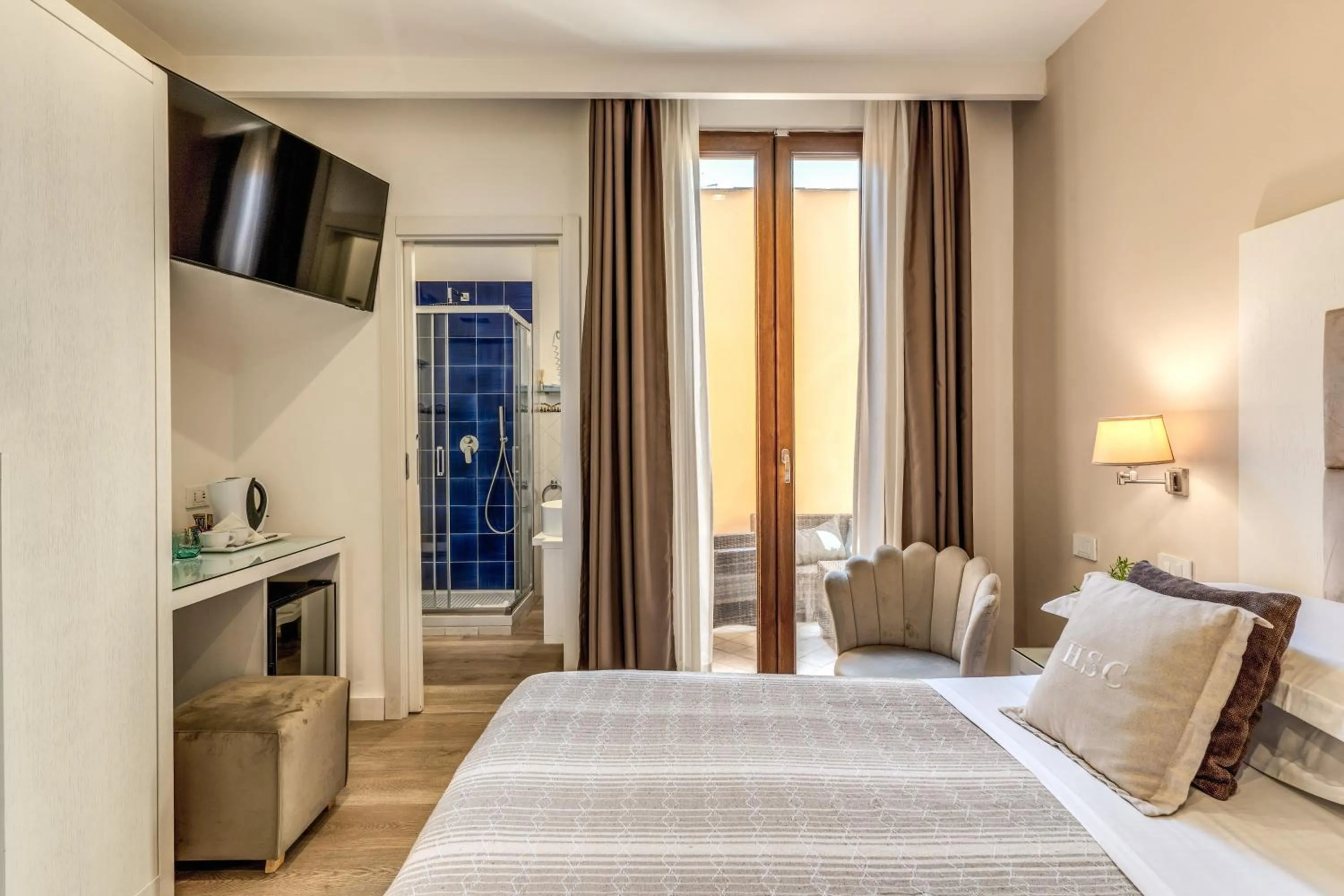 air conditioner, Bed in Hotel Sorrento City